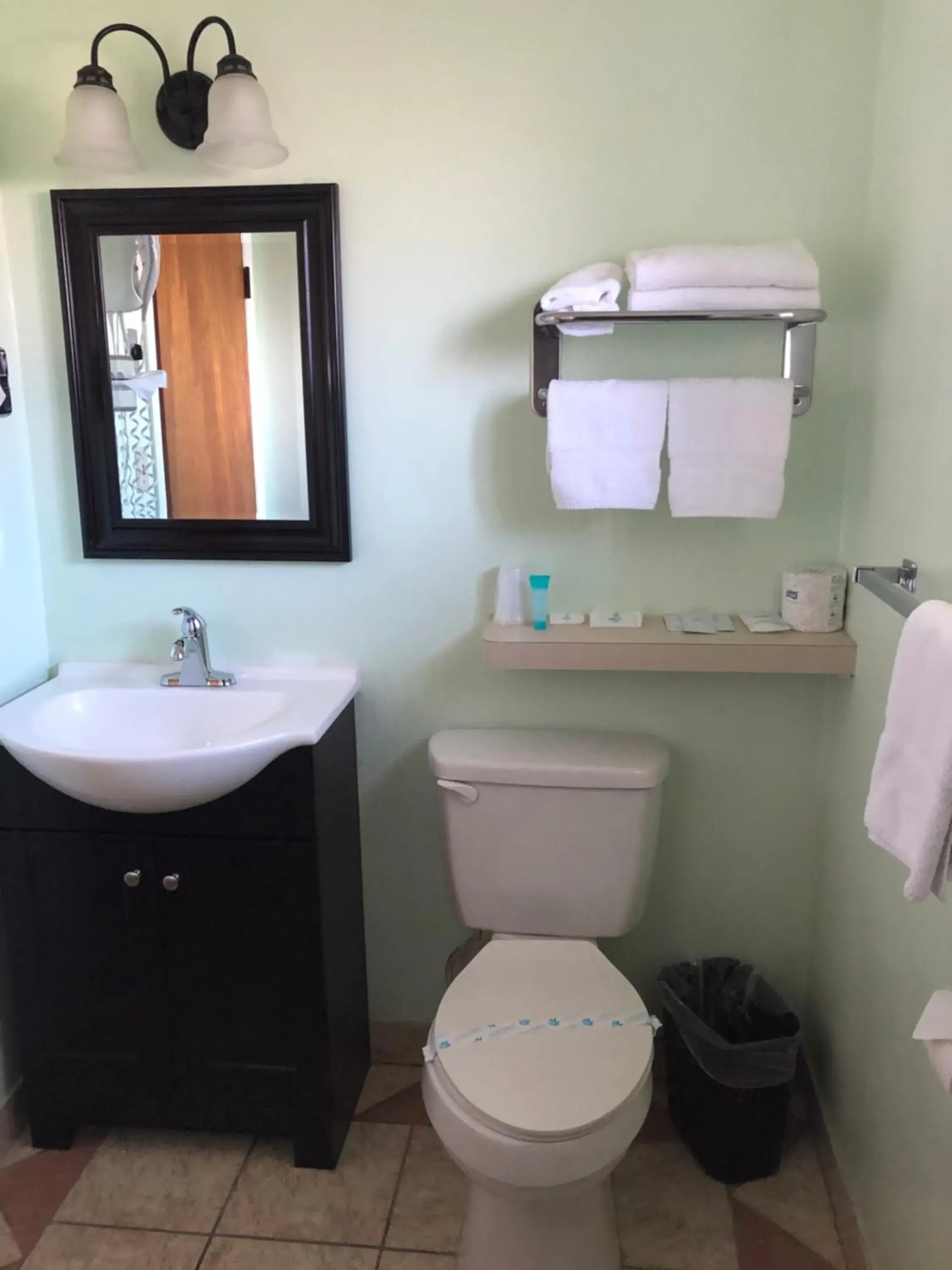 Queen Room in Klamath Motor Lodge Queen Room in Klamath Motor Lodge