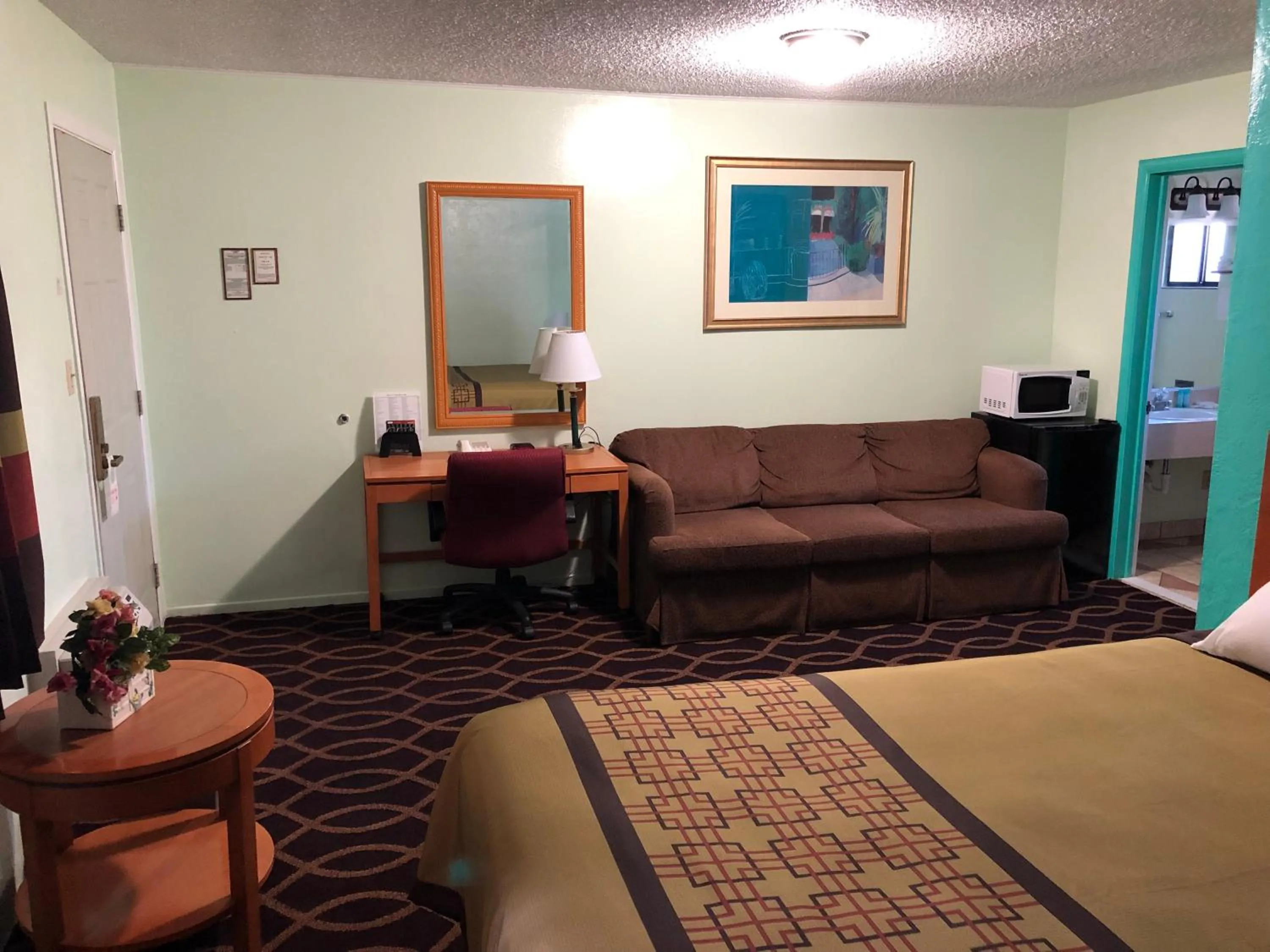 Bed in Klamath Motor Lodge