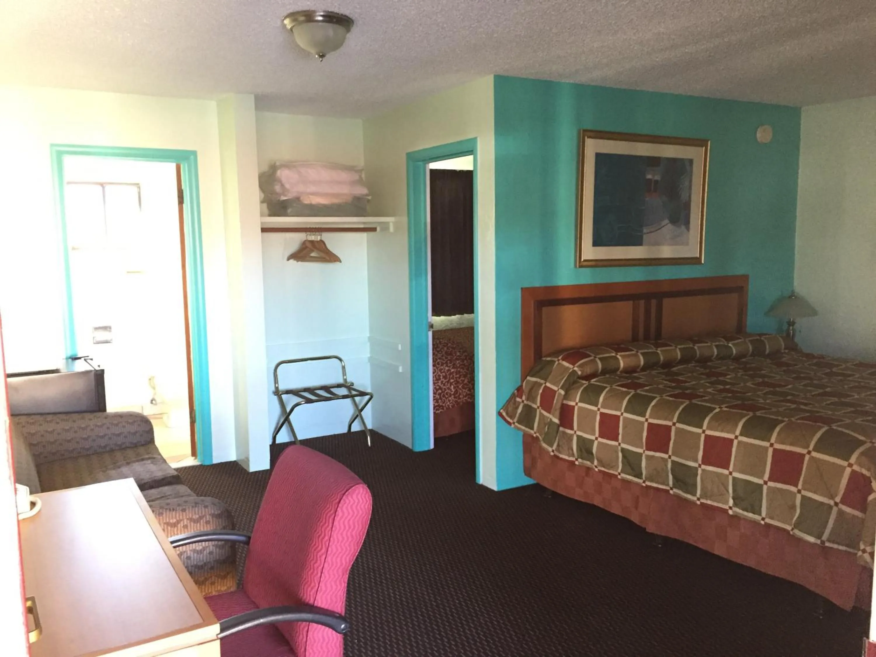 Bed in Klamath Motor Lodge