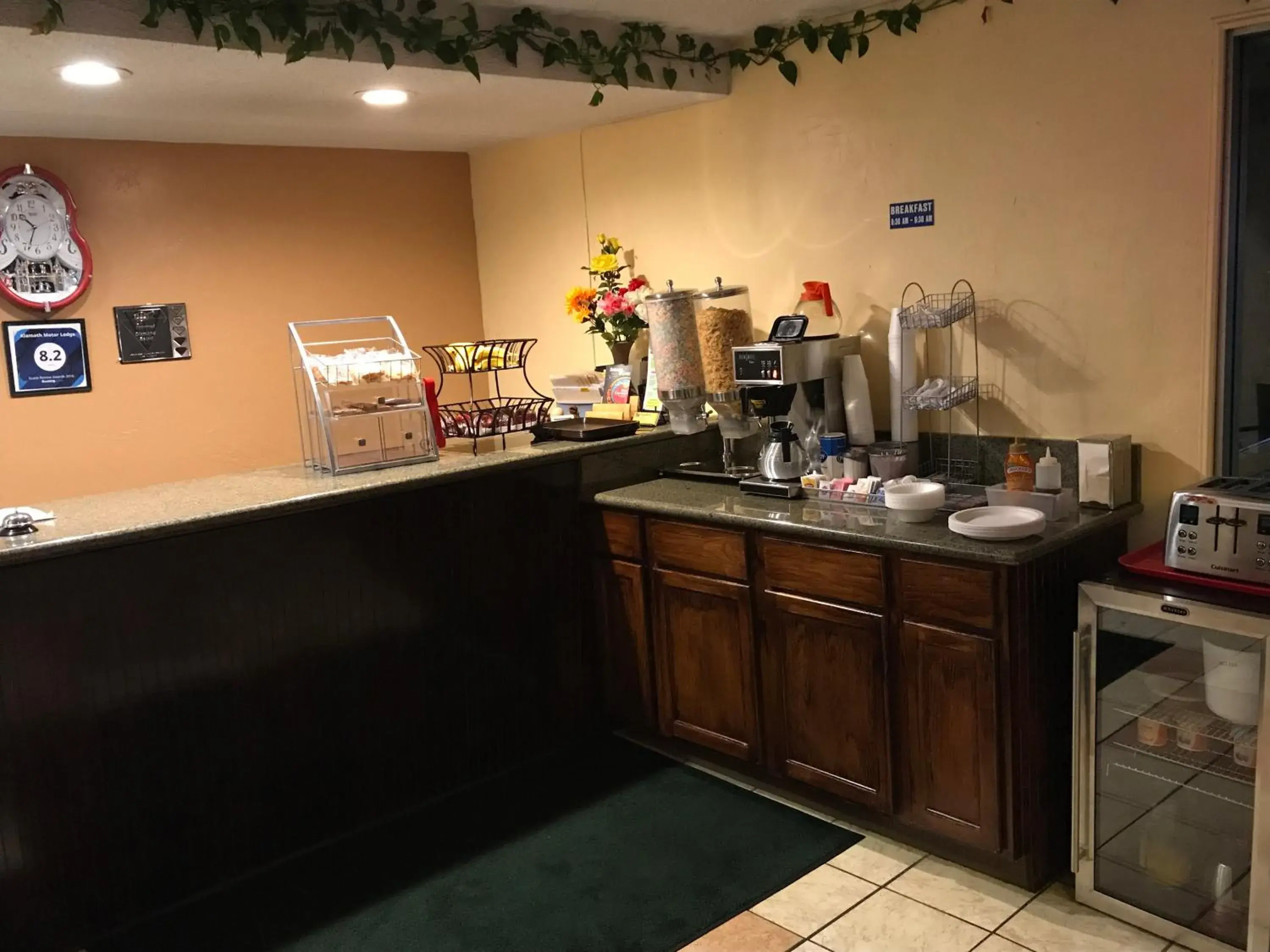 Breakfast in Klamath Motor Lodge Breakfast in Klamath Motor Lodge