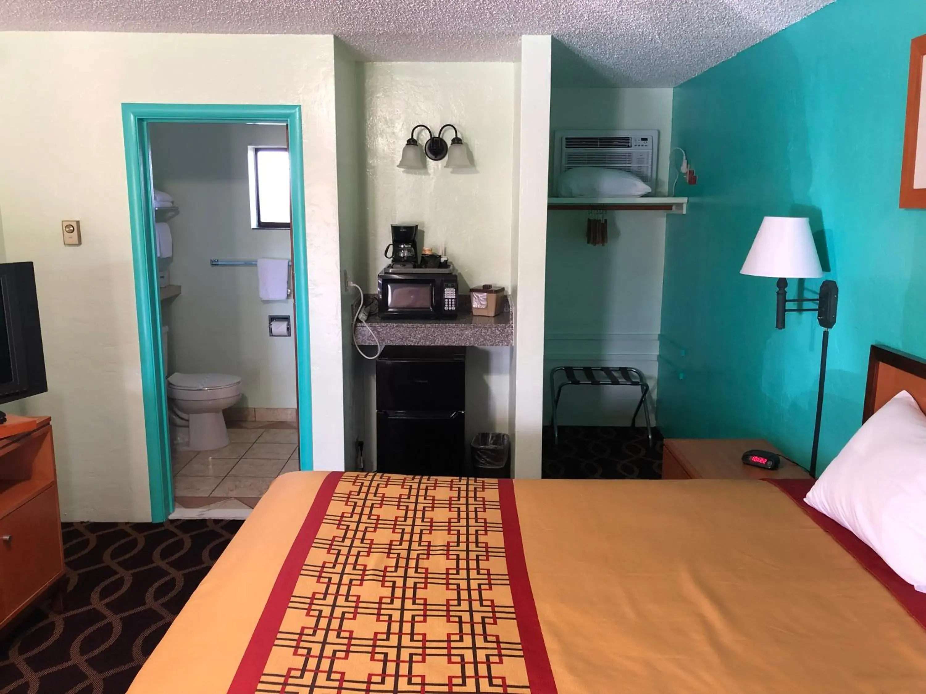 Bed in Klamath Motor Lodge Bed in Klamath Motor Lodge