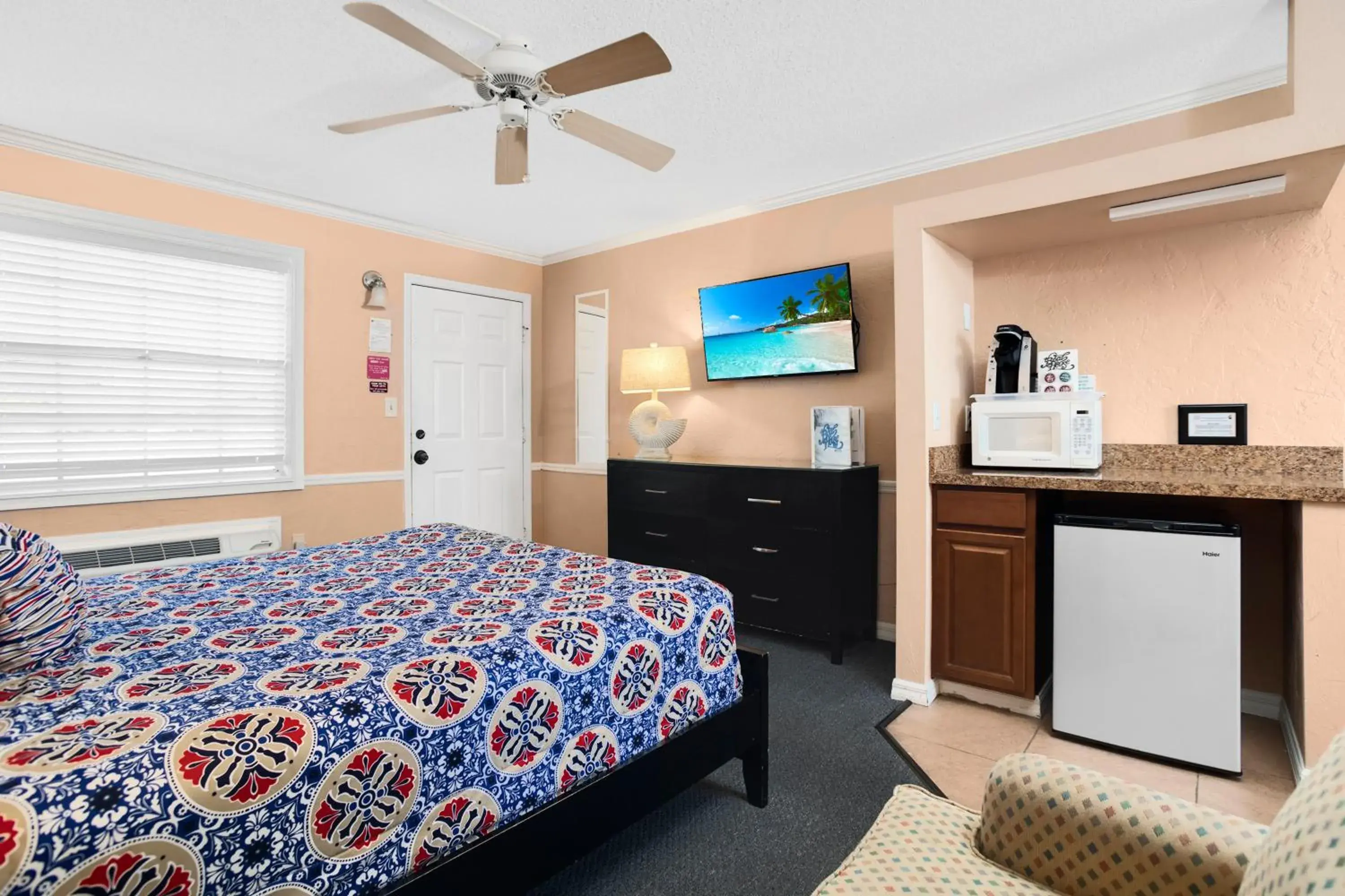 Photo of the whole room, Bed in The BoatHouse Photo of the whole room, Bed in The BoatHouse