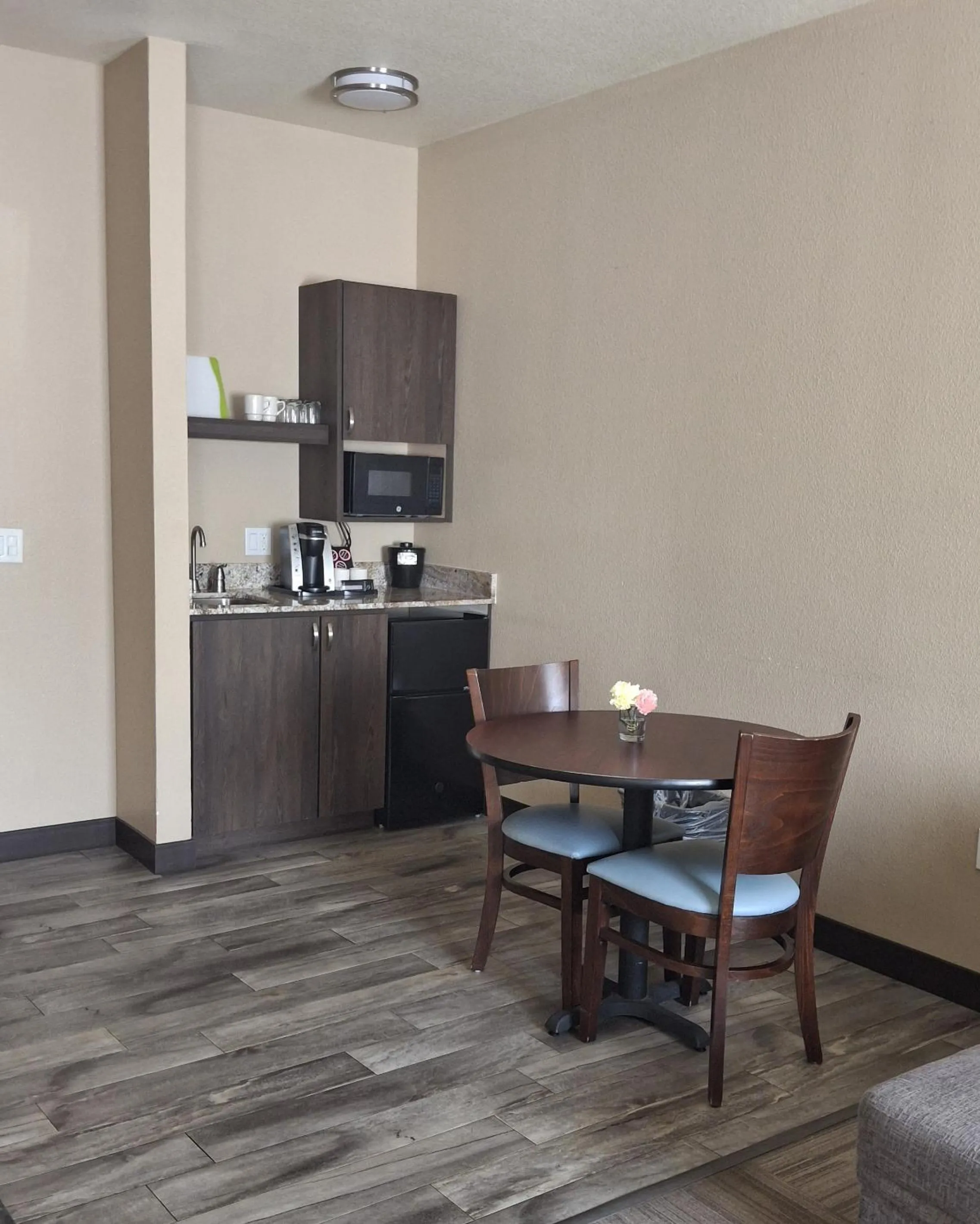 Kitchen or kitchenette in Island Suites