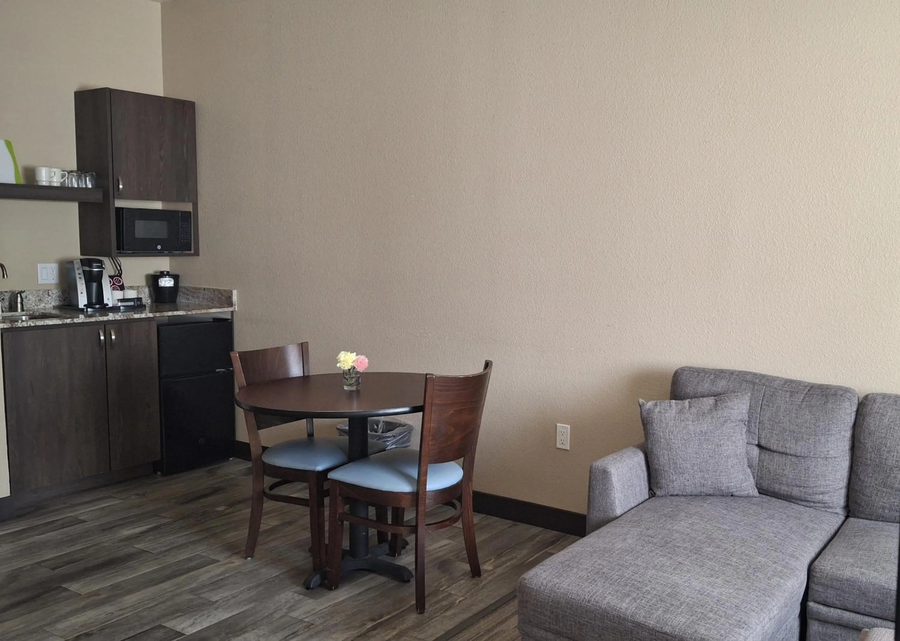 Kitchen or kitchenette in Island Suites