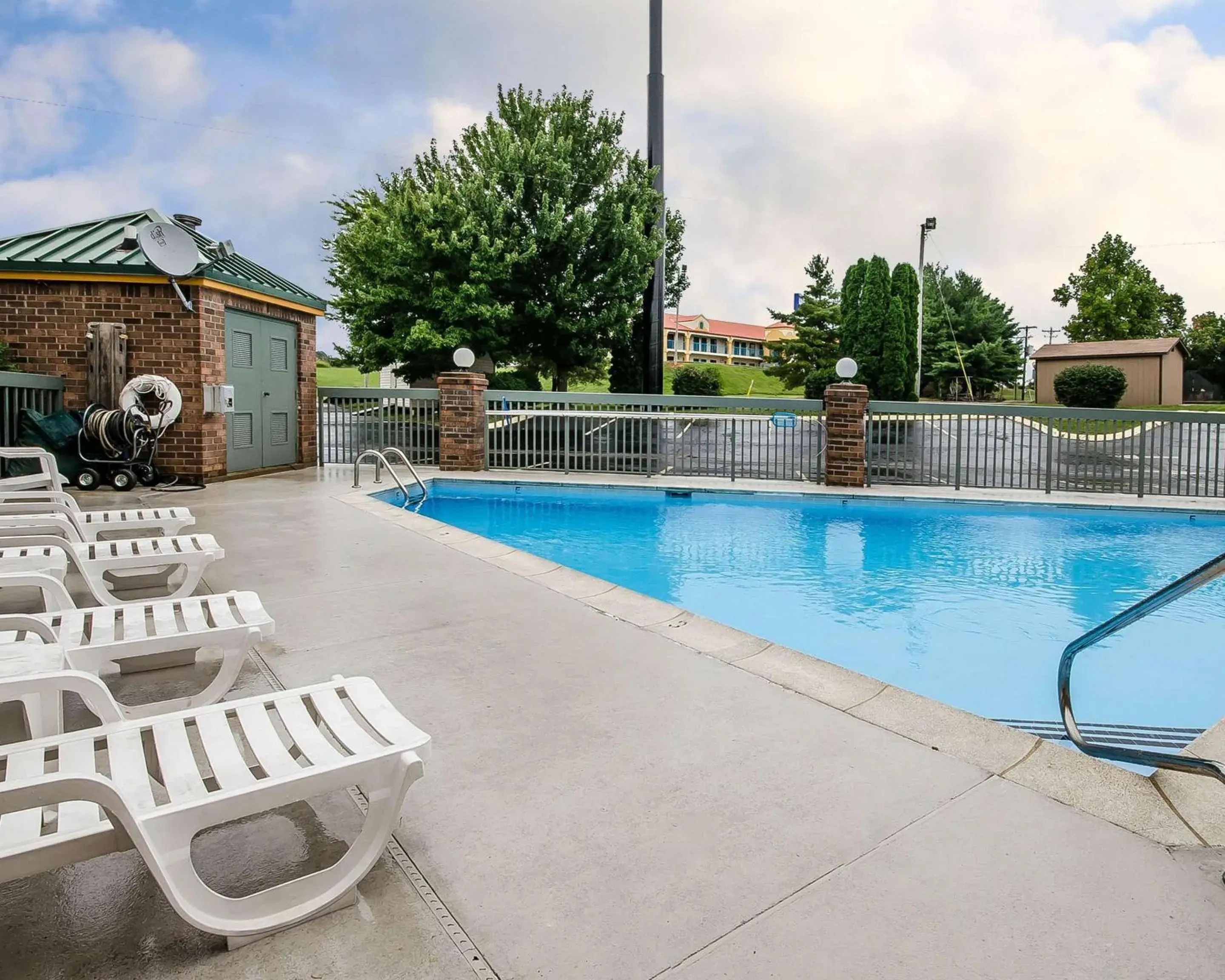Swimming pool in Quality Inn Franklin South Swimming pool in Quality Inn Franklin South