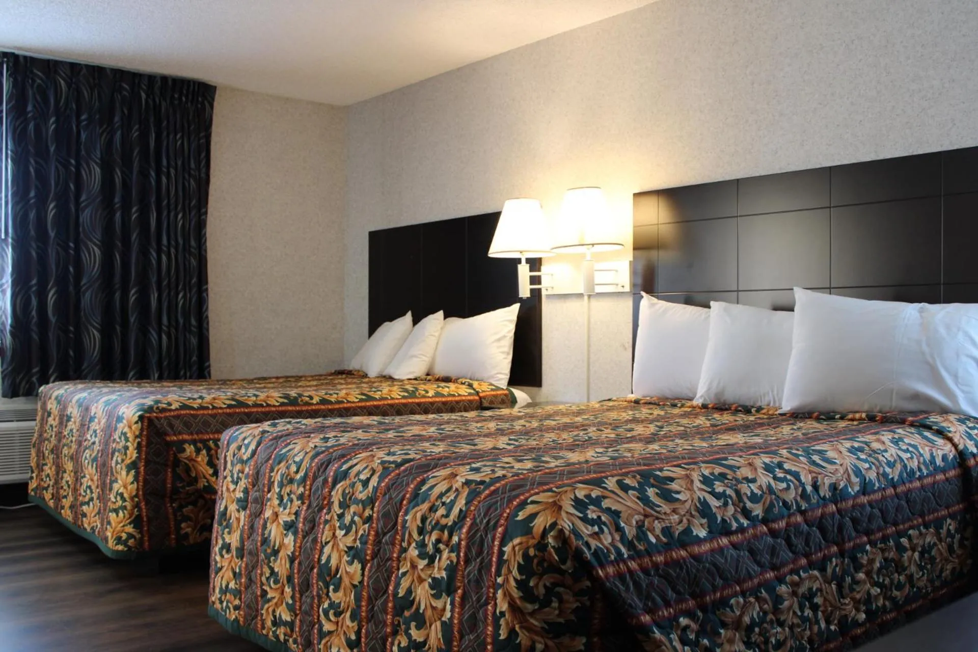Bed in Inns of California Salinas