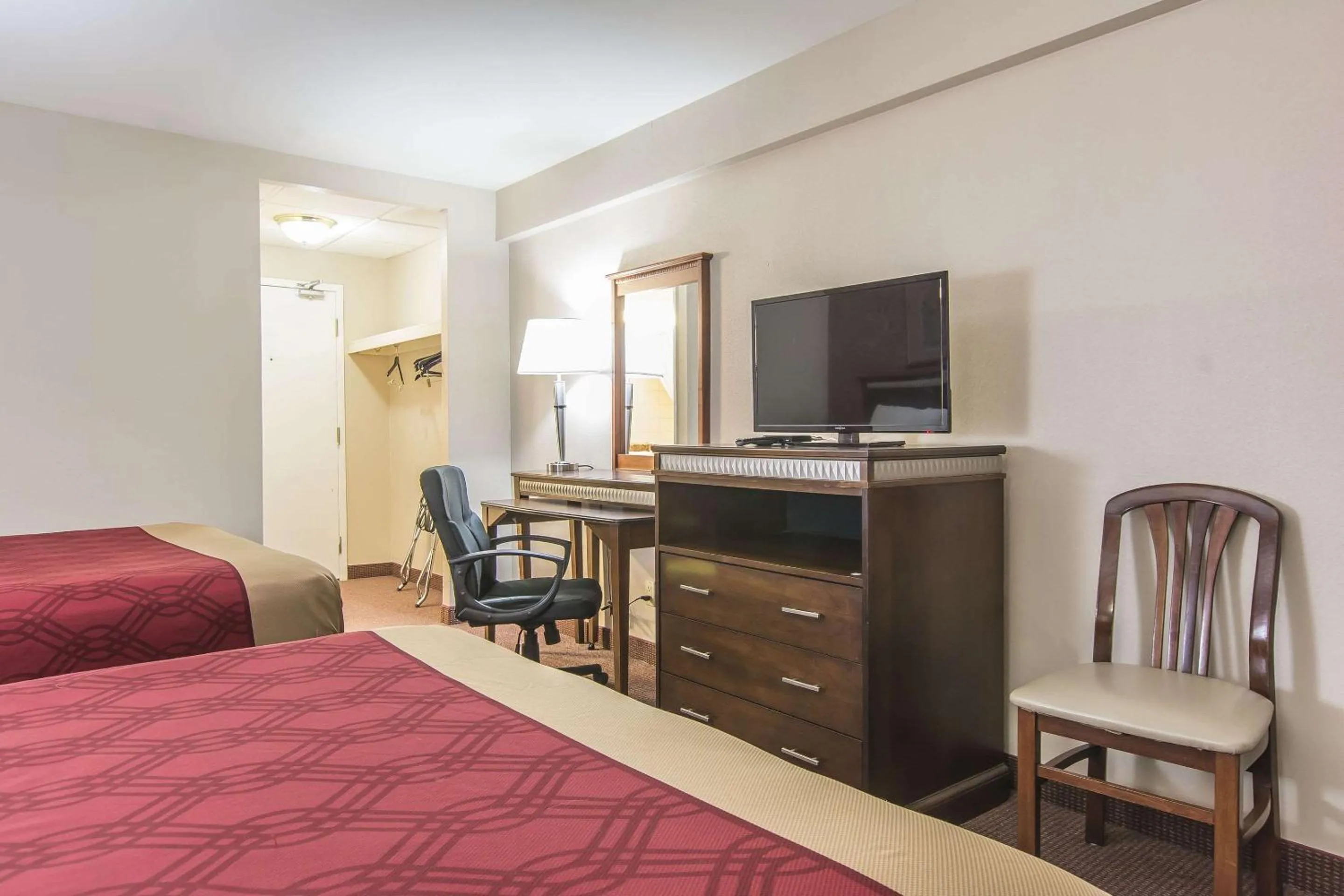 Photo of the whole room, Bed in Econo Lodge