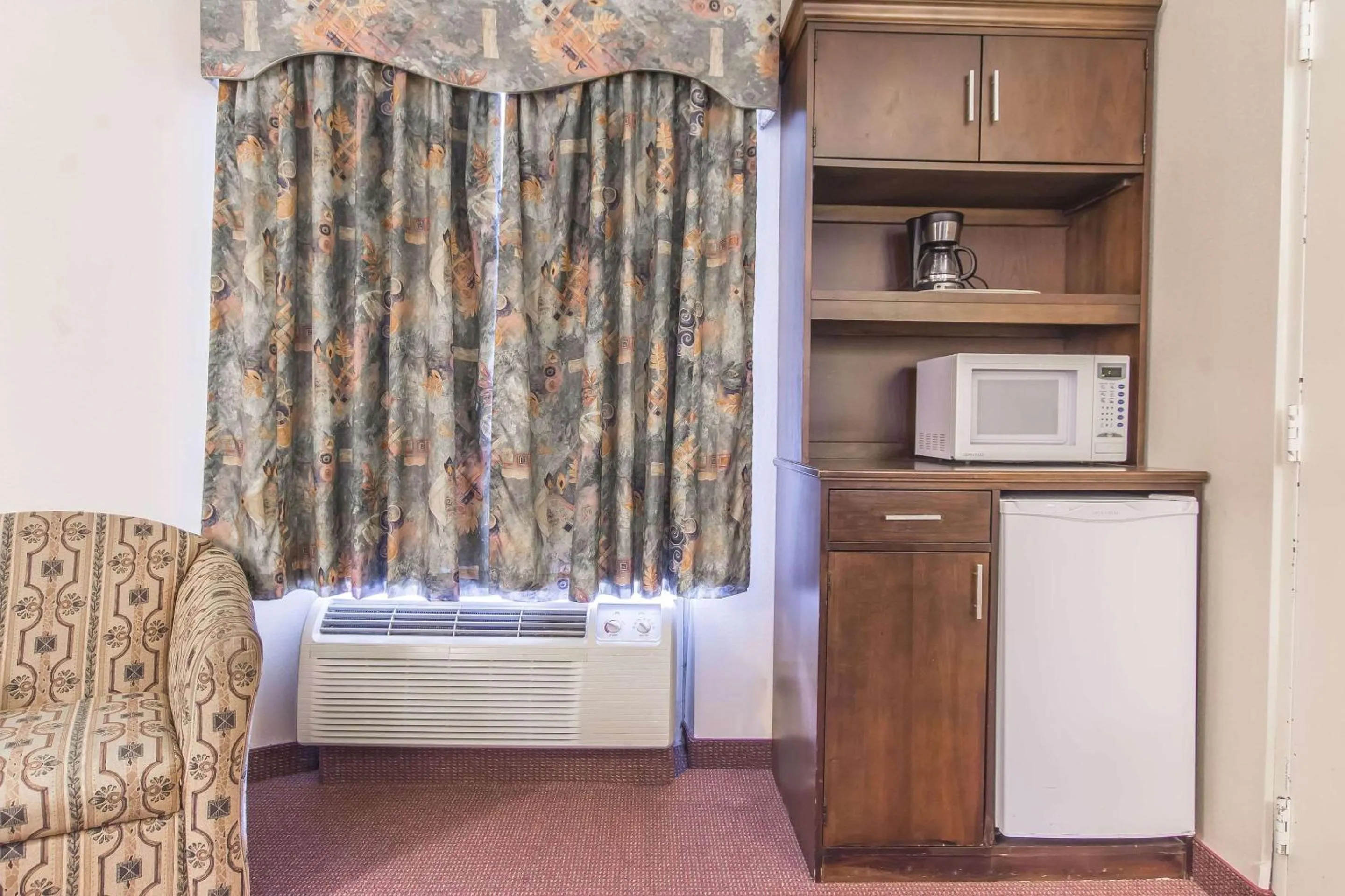 Photo of the whole room in Econo Lodge