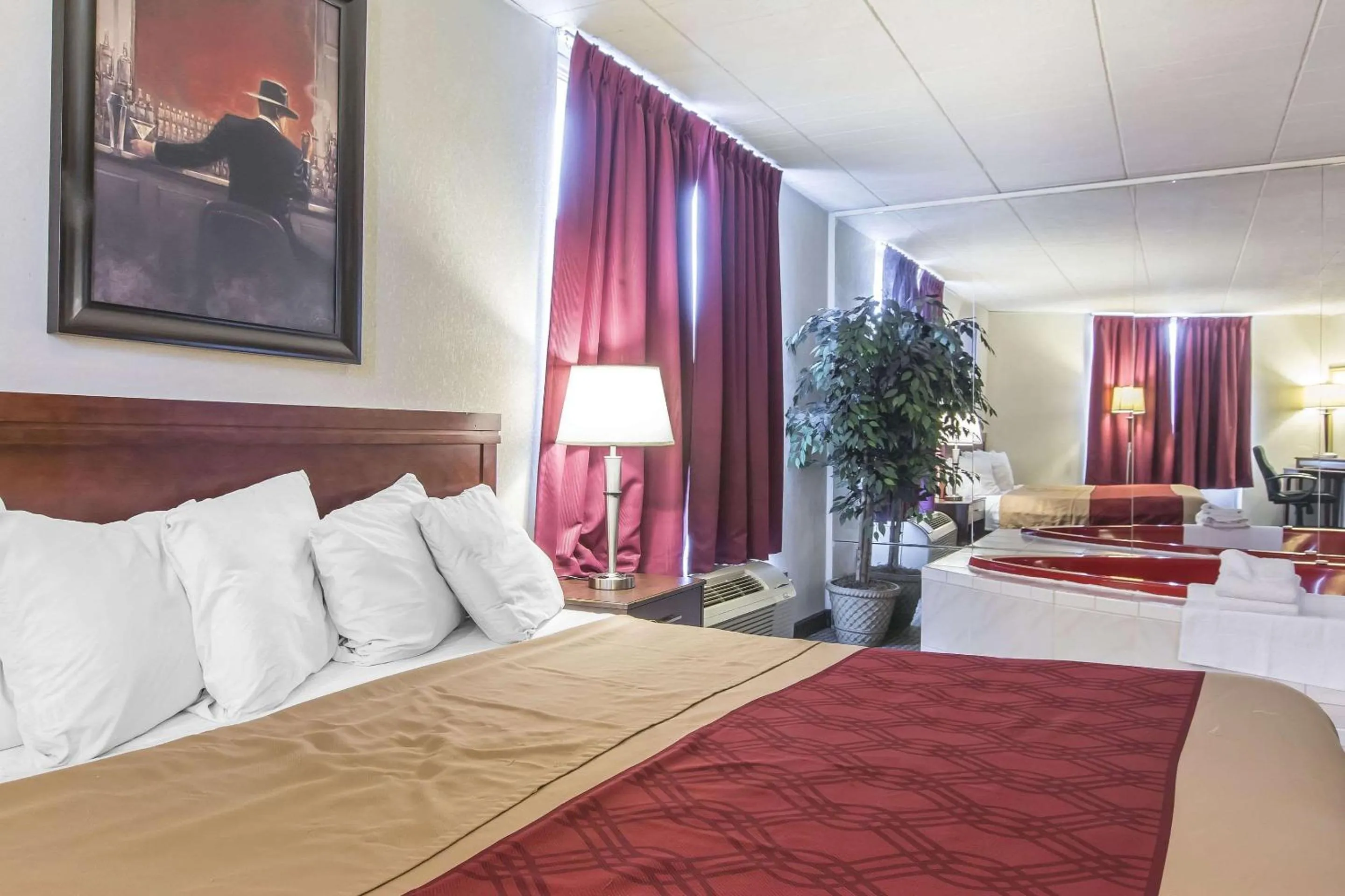 Photo of the whole room, Bed in Econo Lodge