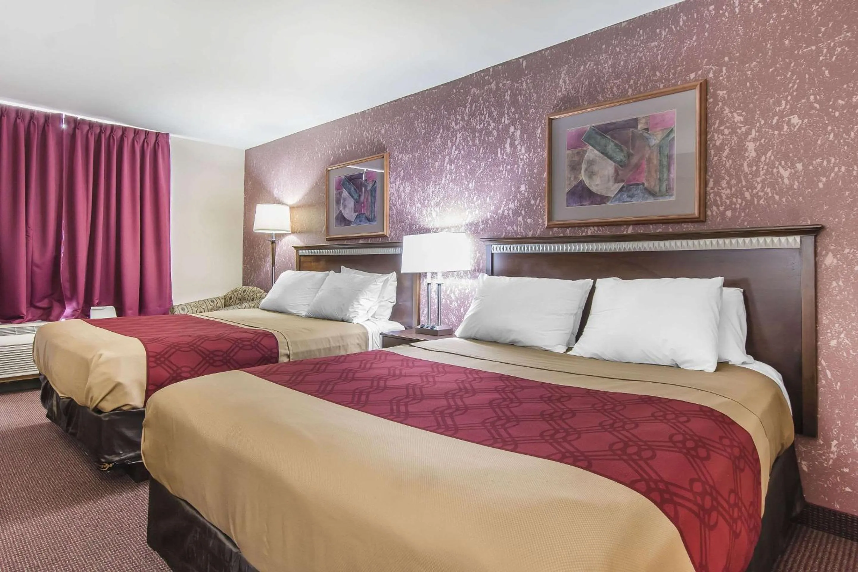 Photo of the whole room, Bed in Econo Lodge