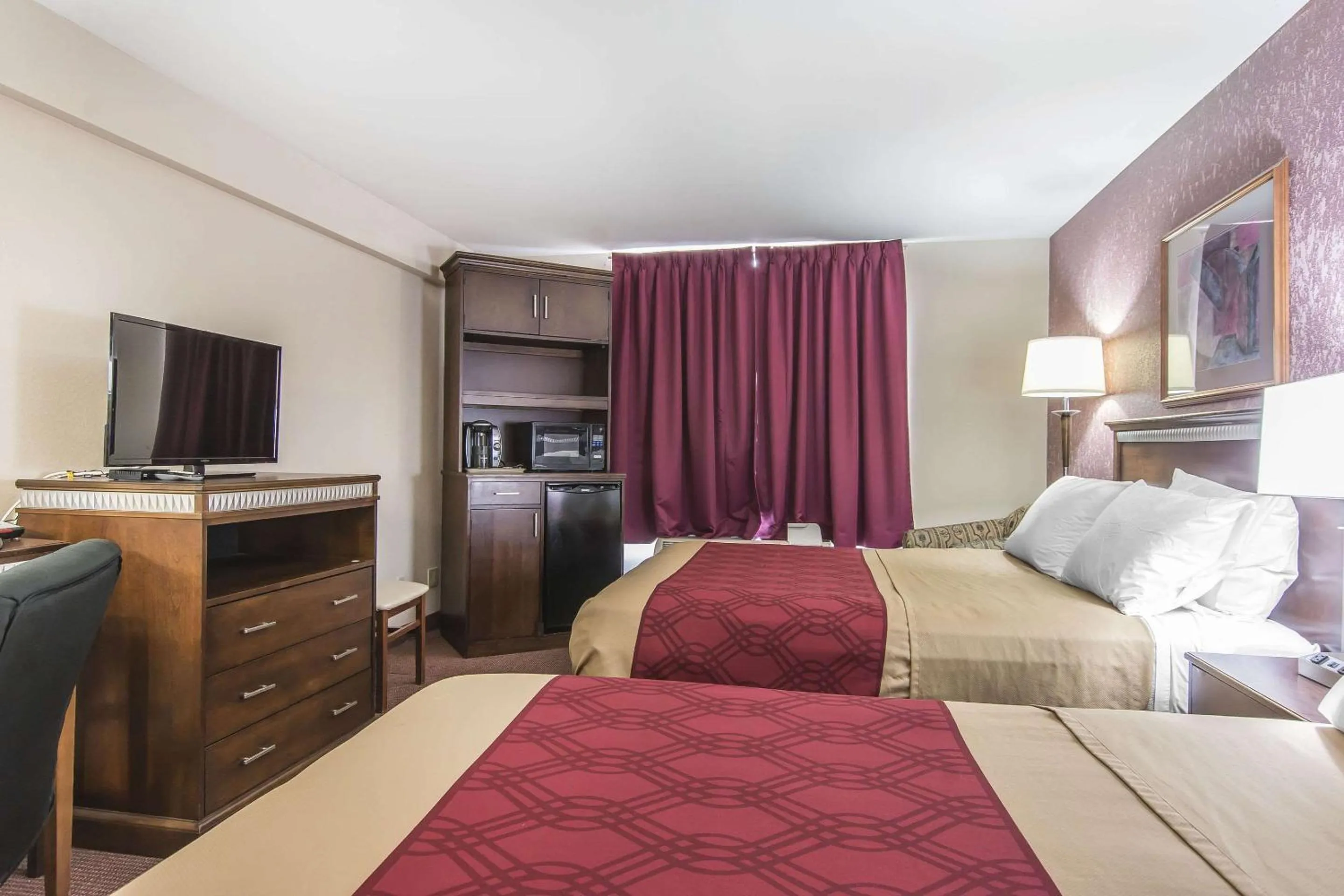 Photo of the whole room, Bed in Econo Lodge