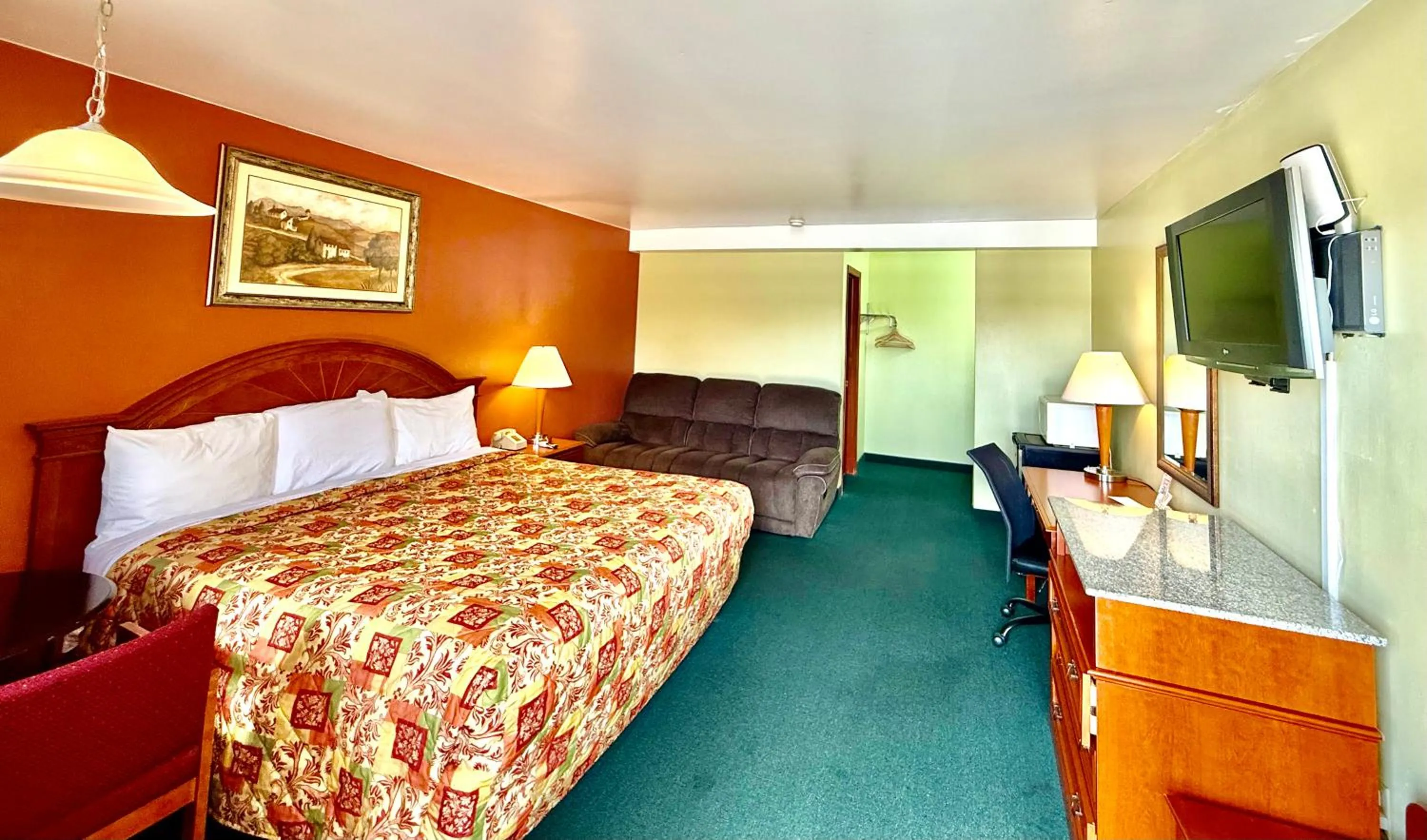 Communal lounge/ TV room, Bed in Weathervane Motor Court