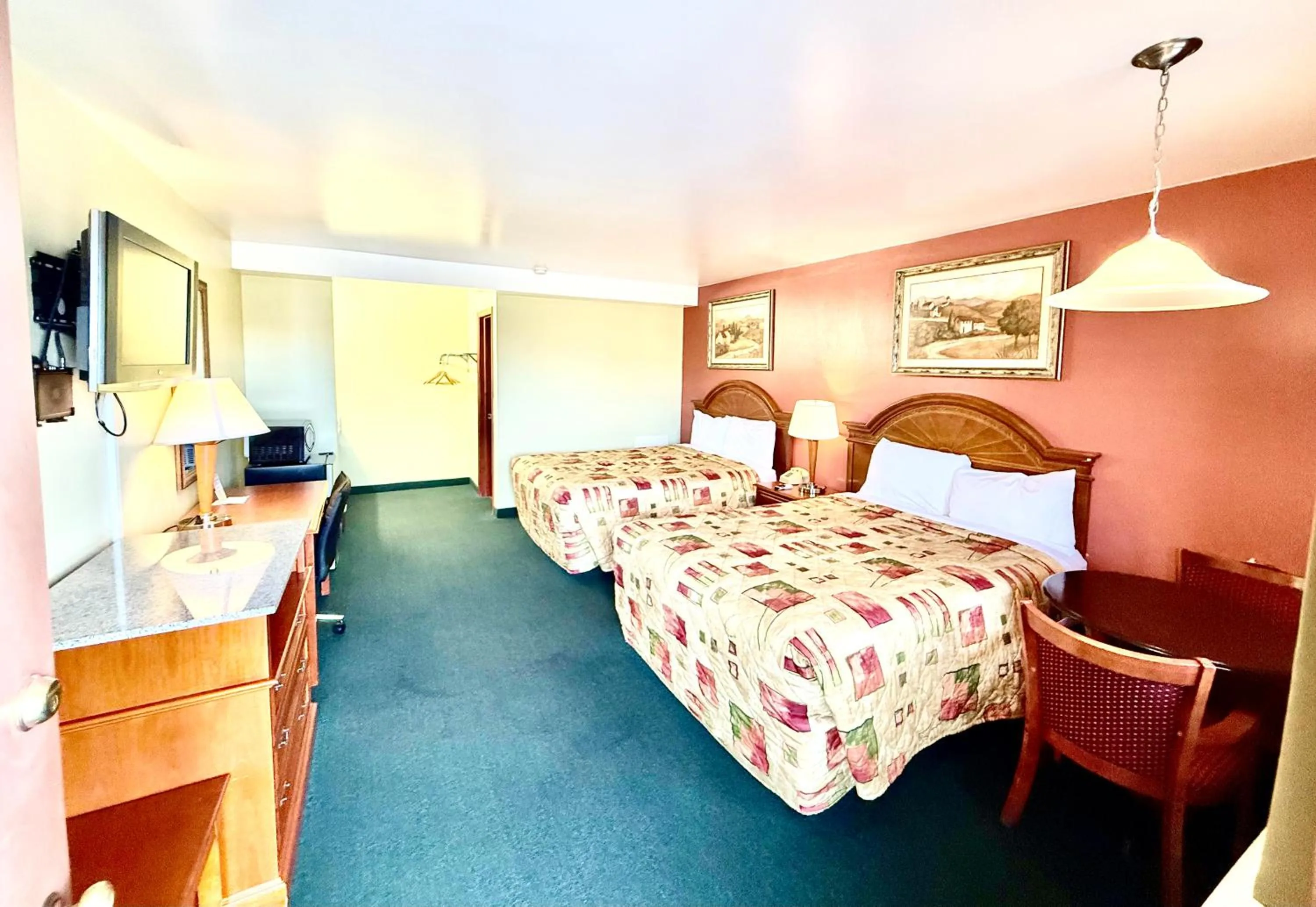 Communal lounge/ TV room, Bed in Weathervane Motor Court