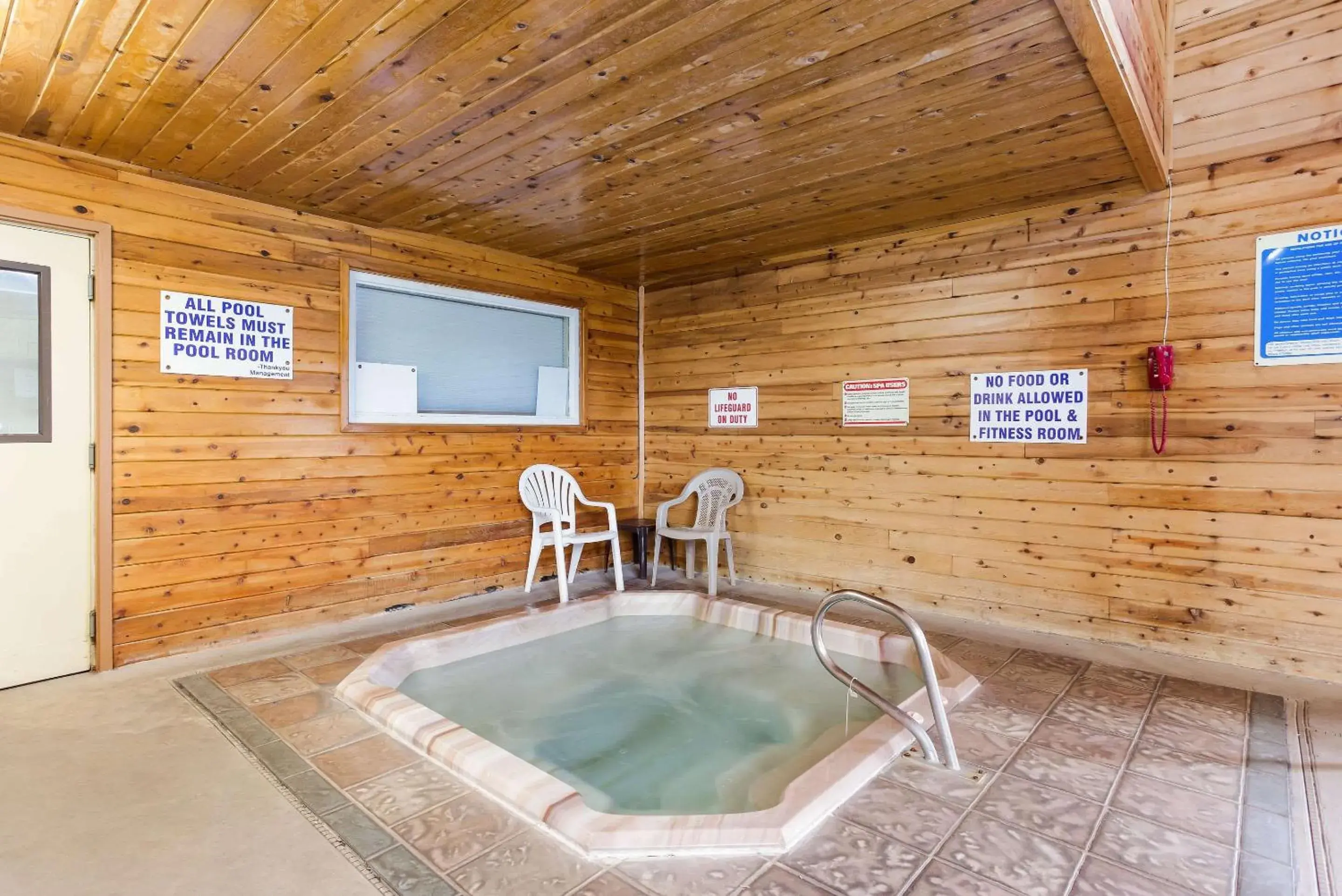 Swimming pool in Quality Inn Airport Swimming pool in Quality Inn Airport