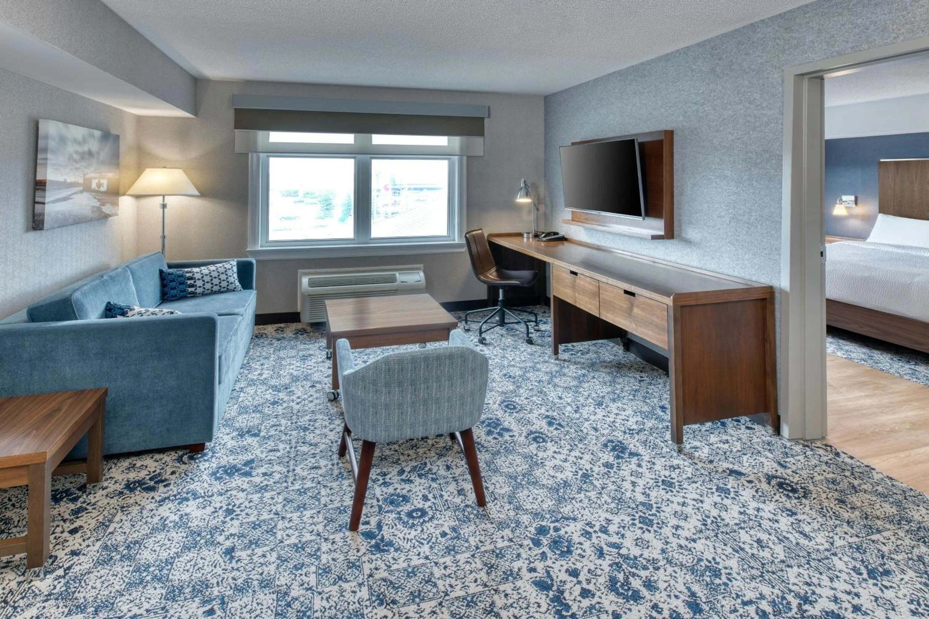Living room, Bed in Four Points by Sheraton Barrie