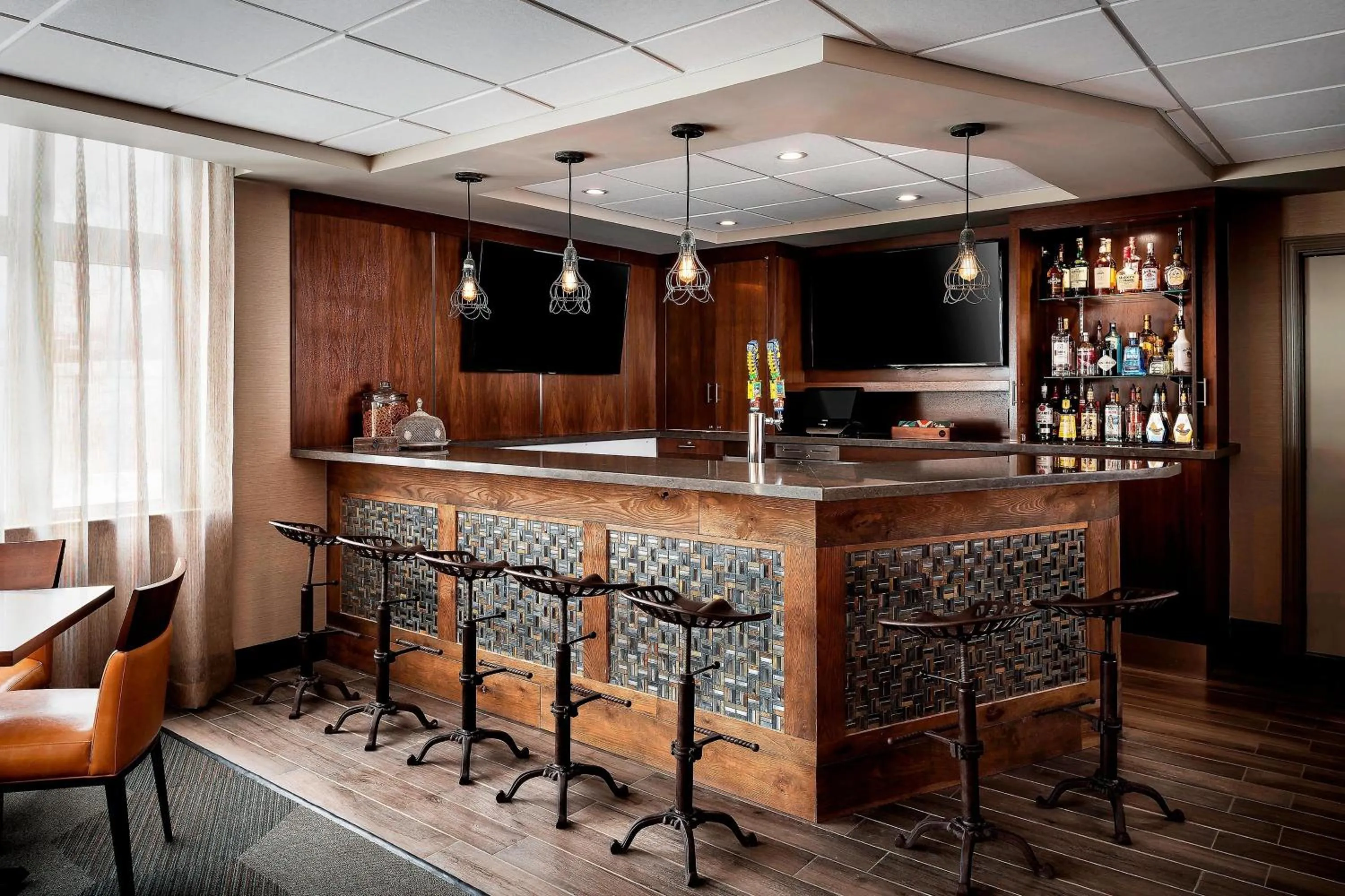 Lounge or bar in Four Points by Sheraton Barrie
