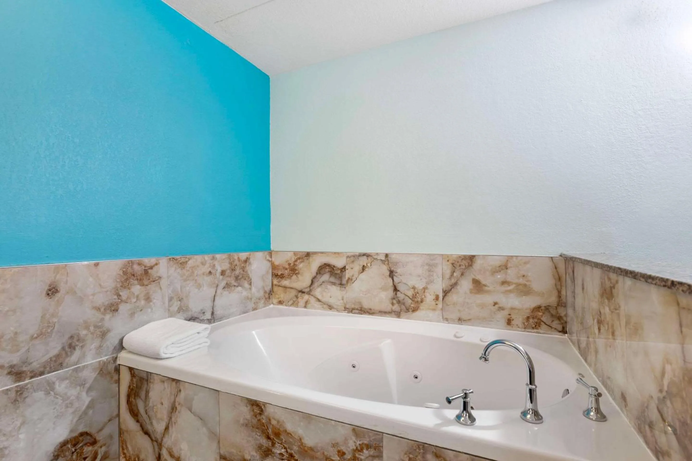 Bedroom in Clarion Inn Des Moines Airport