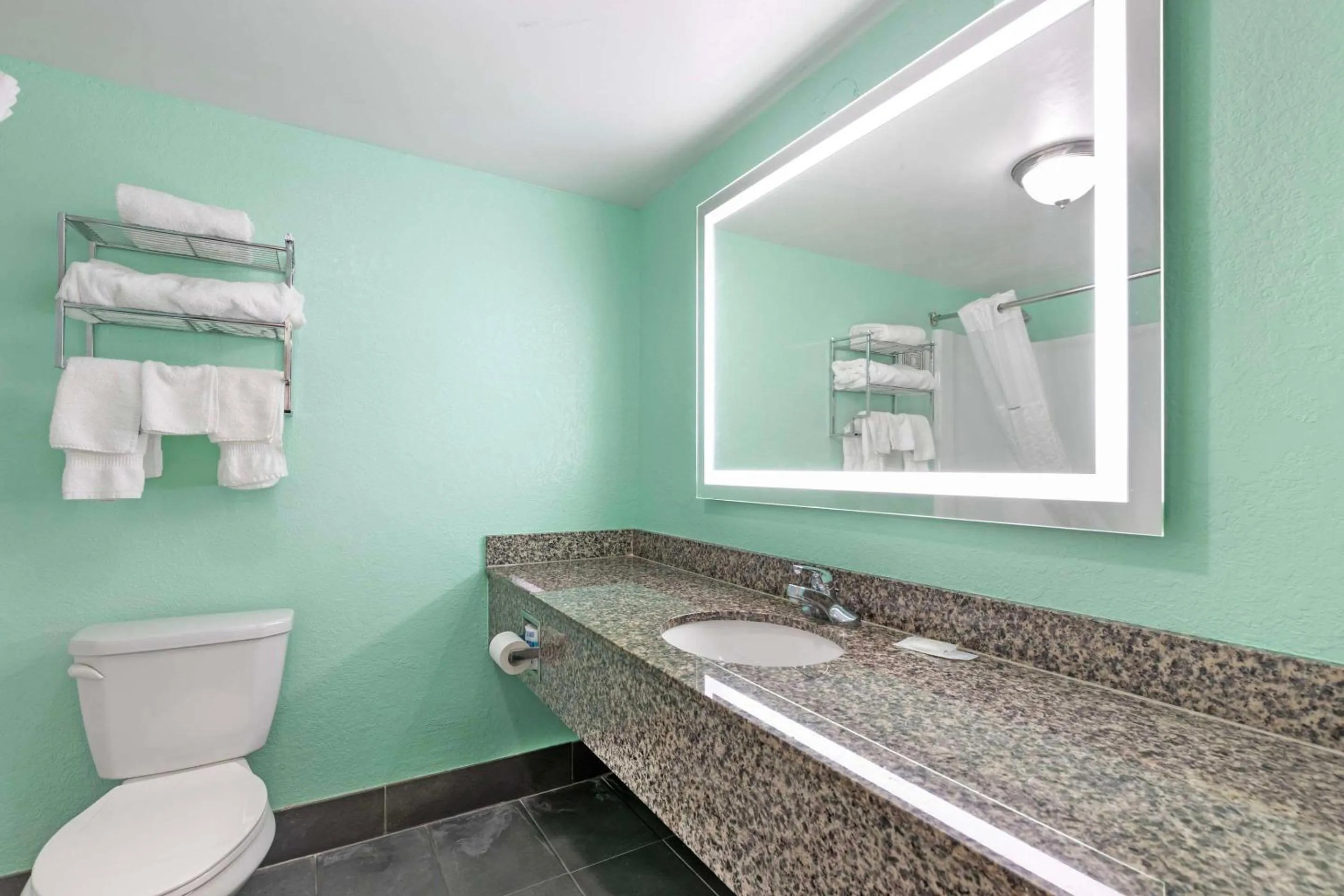 Bedroom in Clarion Inn Des Moines Airport