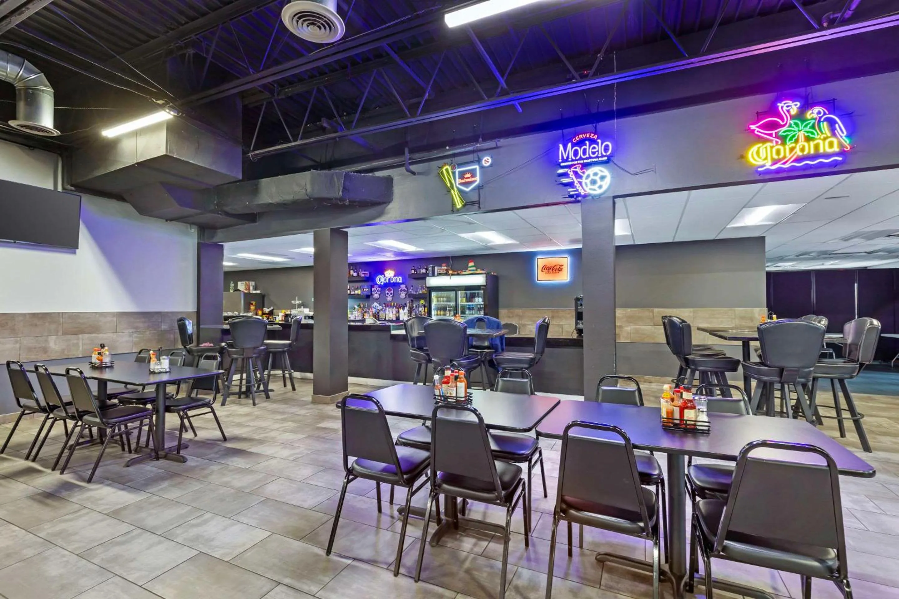 Restaurant/places to eat in Clarion Inn Des Moines Airport