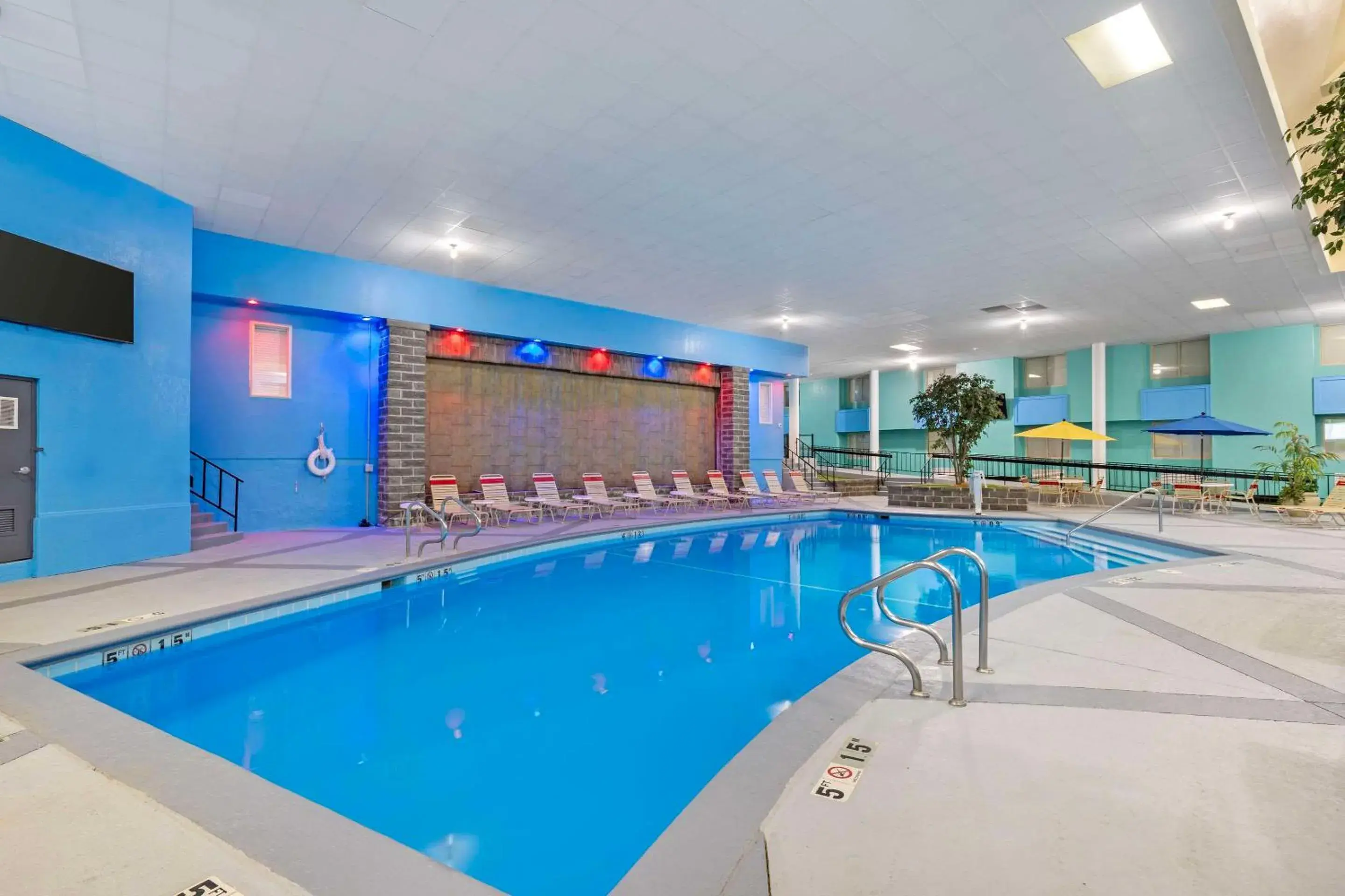 Swimming pool in Clarion Inn Des Moines Airport Swimming pool in Clarion Inn Des Moines Airport