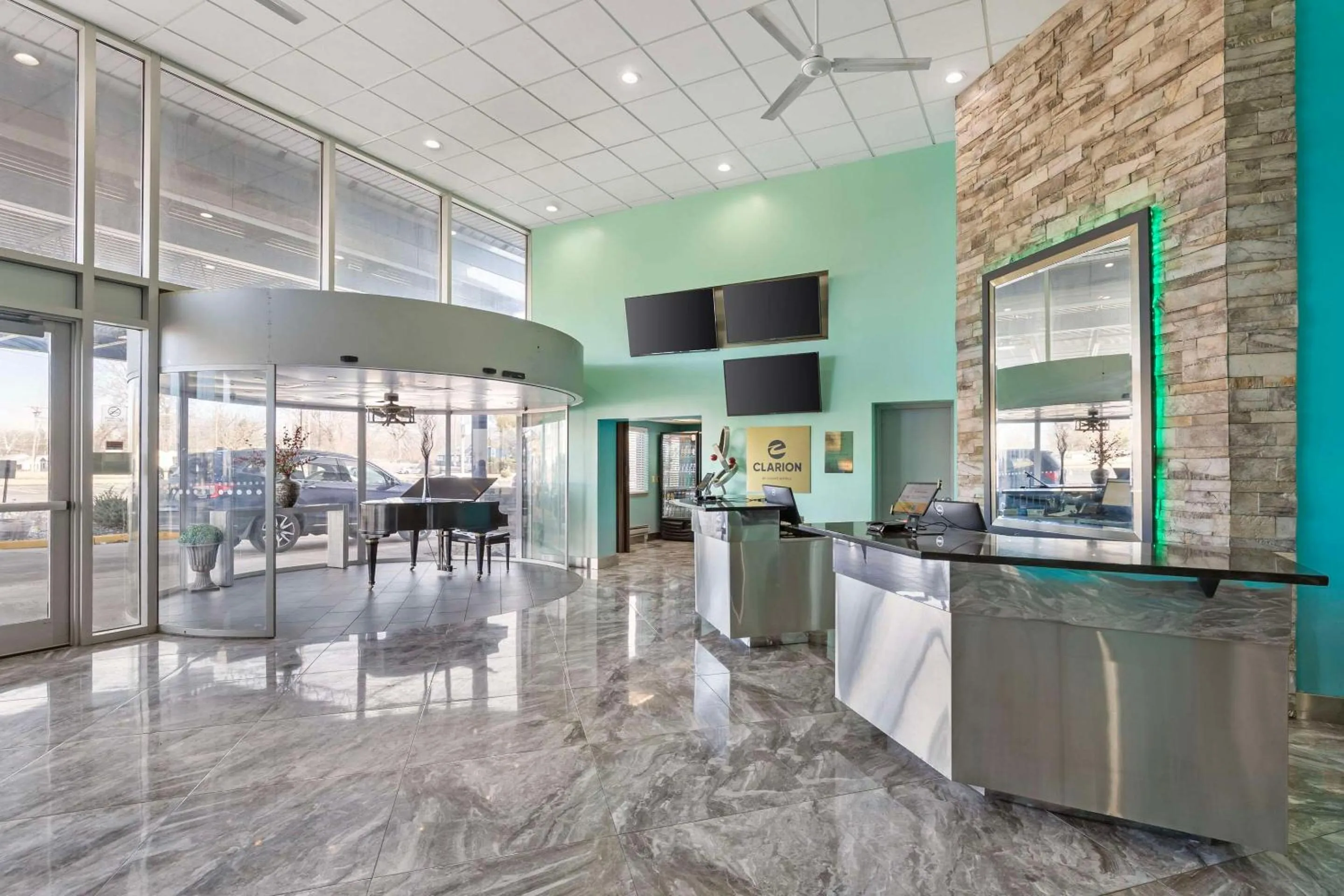 Lobby or reception in Clarion Inn Des Moines Airport