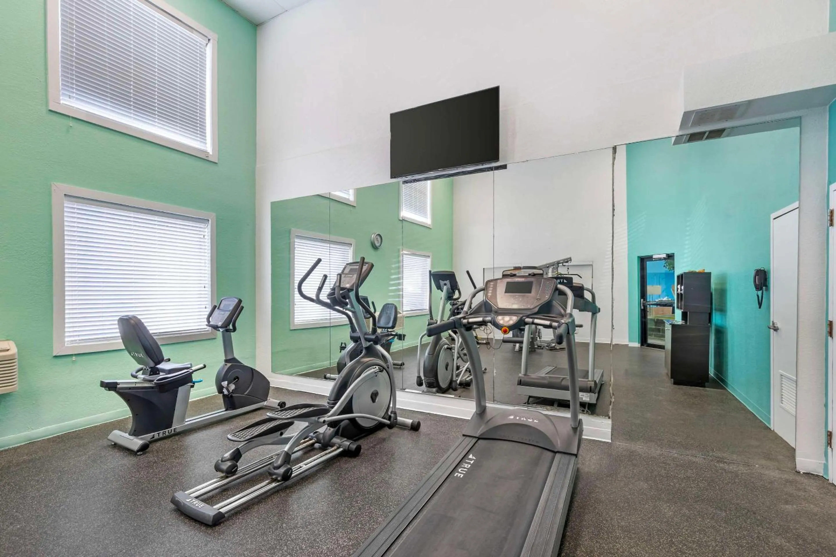 Fitness centre/facilities in Clarion Inn Des Moines Airport