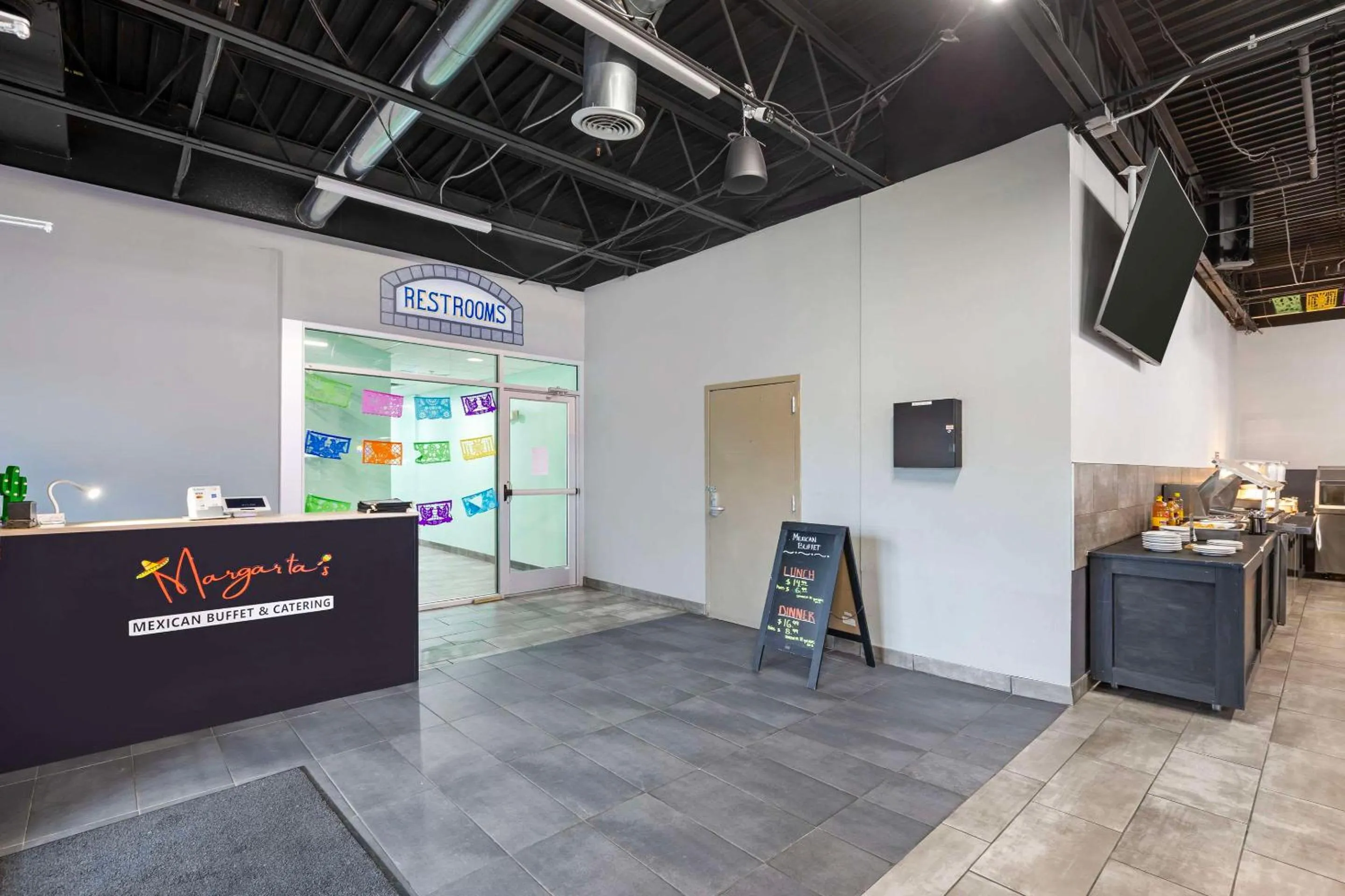 Restaurant/places to eat in Clarion Inn Des Moines Airport