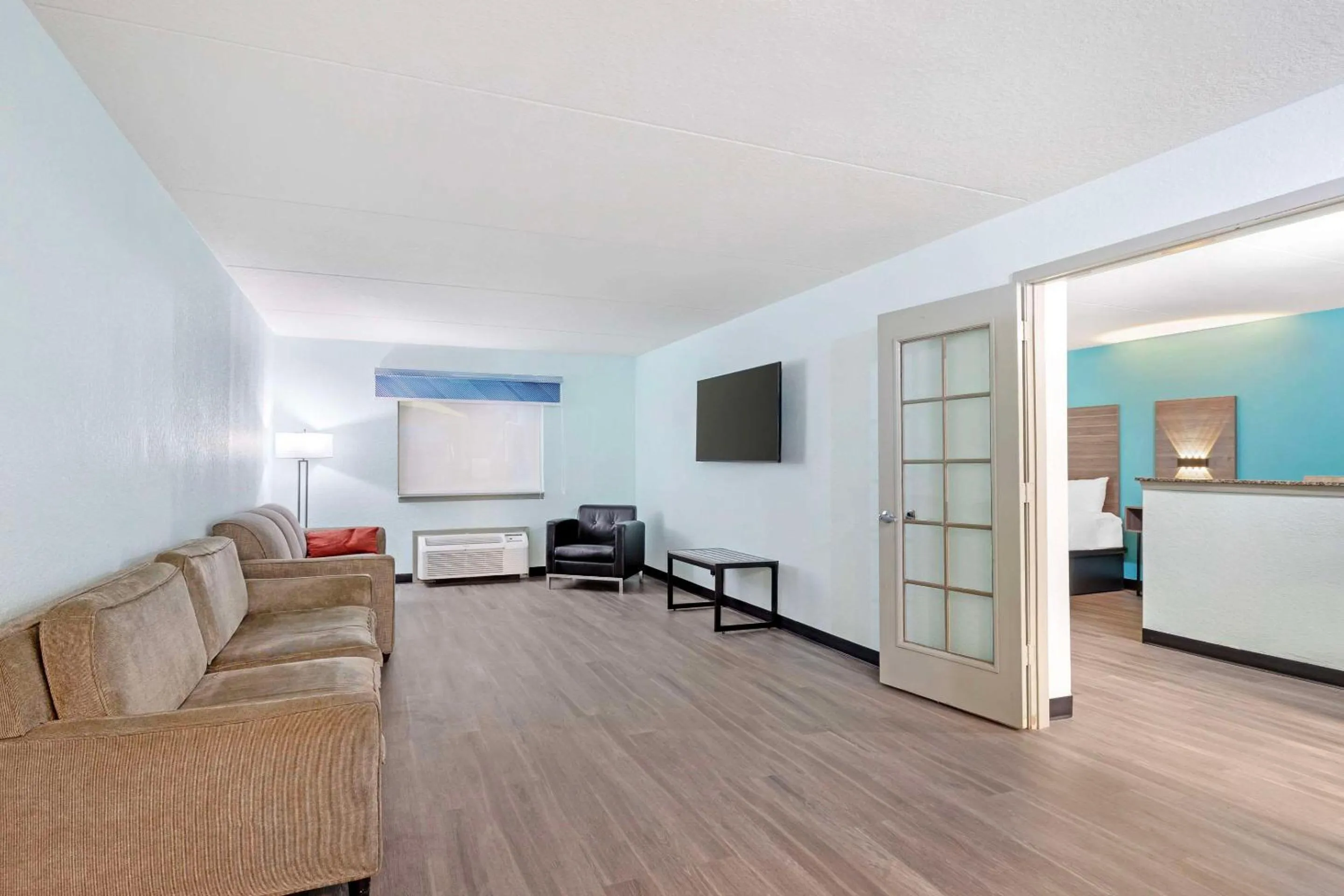 Bedroom in Clarion Inn Des Moines Airport