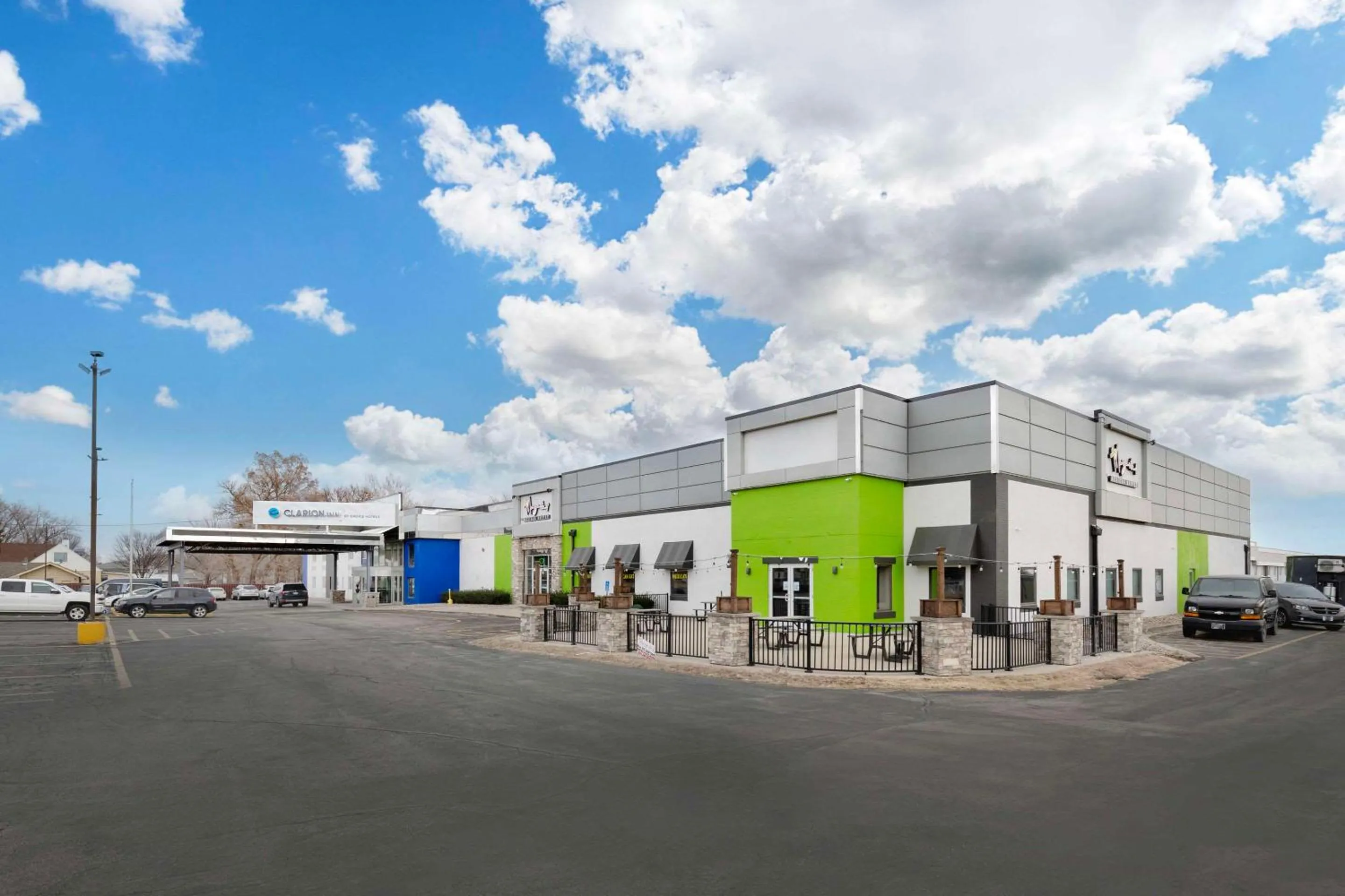 Property building in Clarion Inn Des Moines Airport