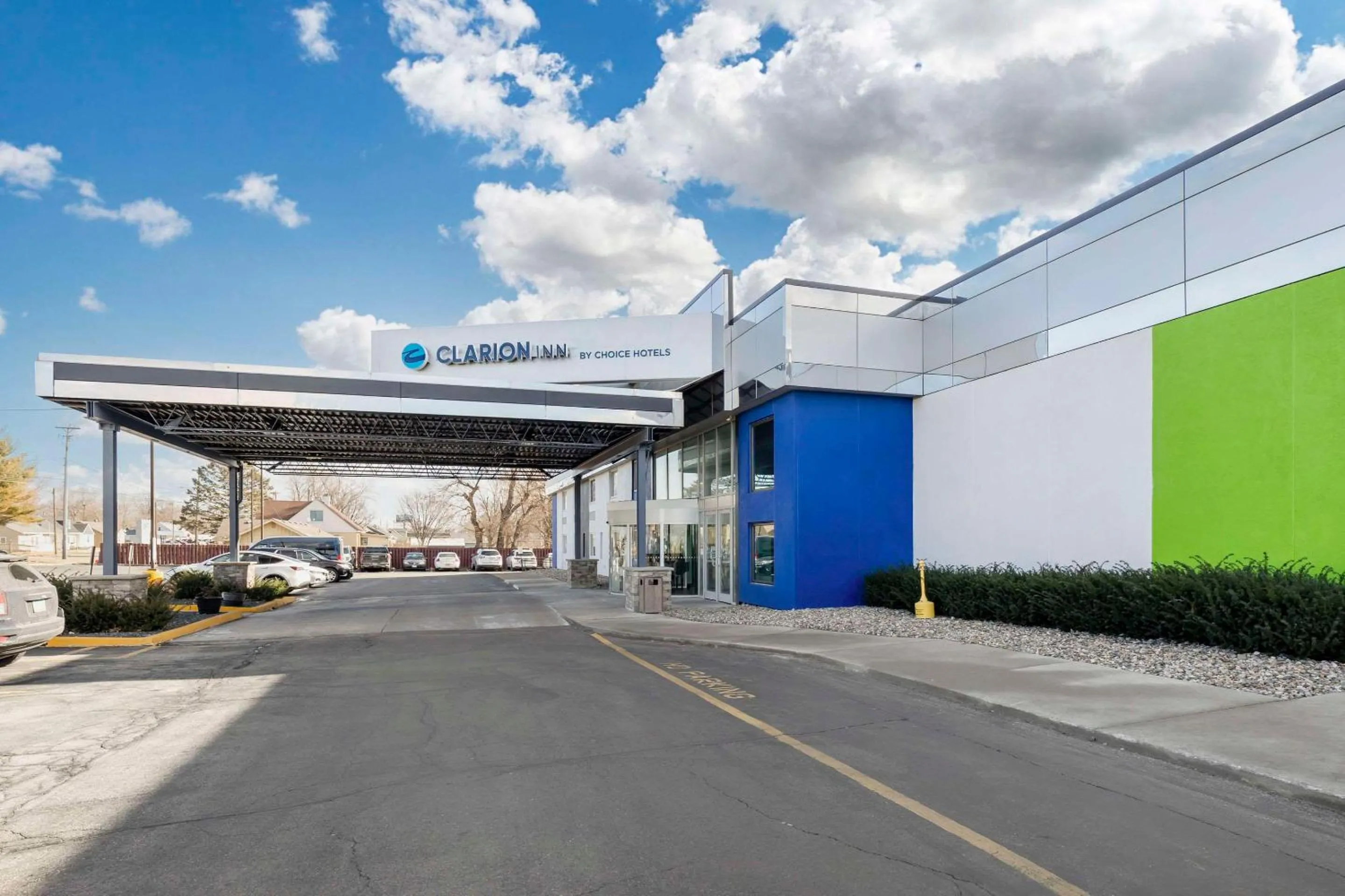 Property building in Clarion Inn Des Moines Airport