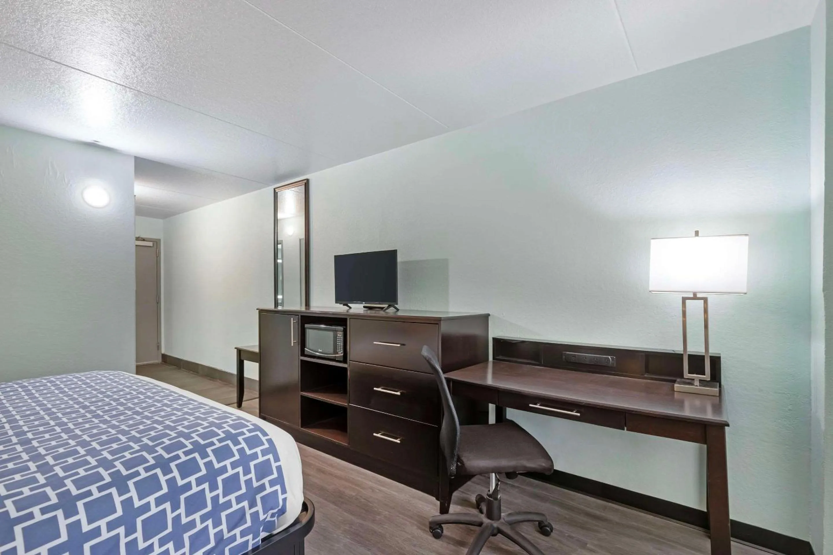 Bedroom, Bed in Clarion Inn Des Moines Airport
