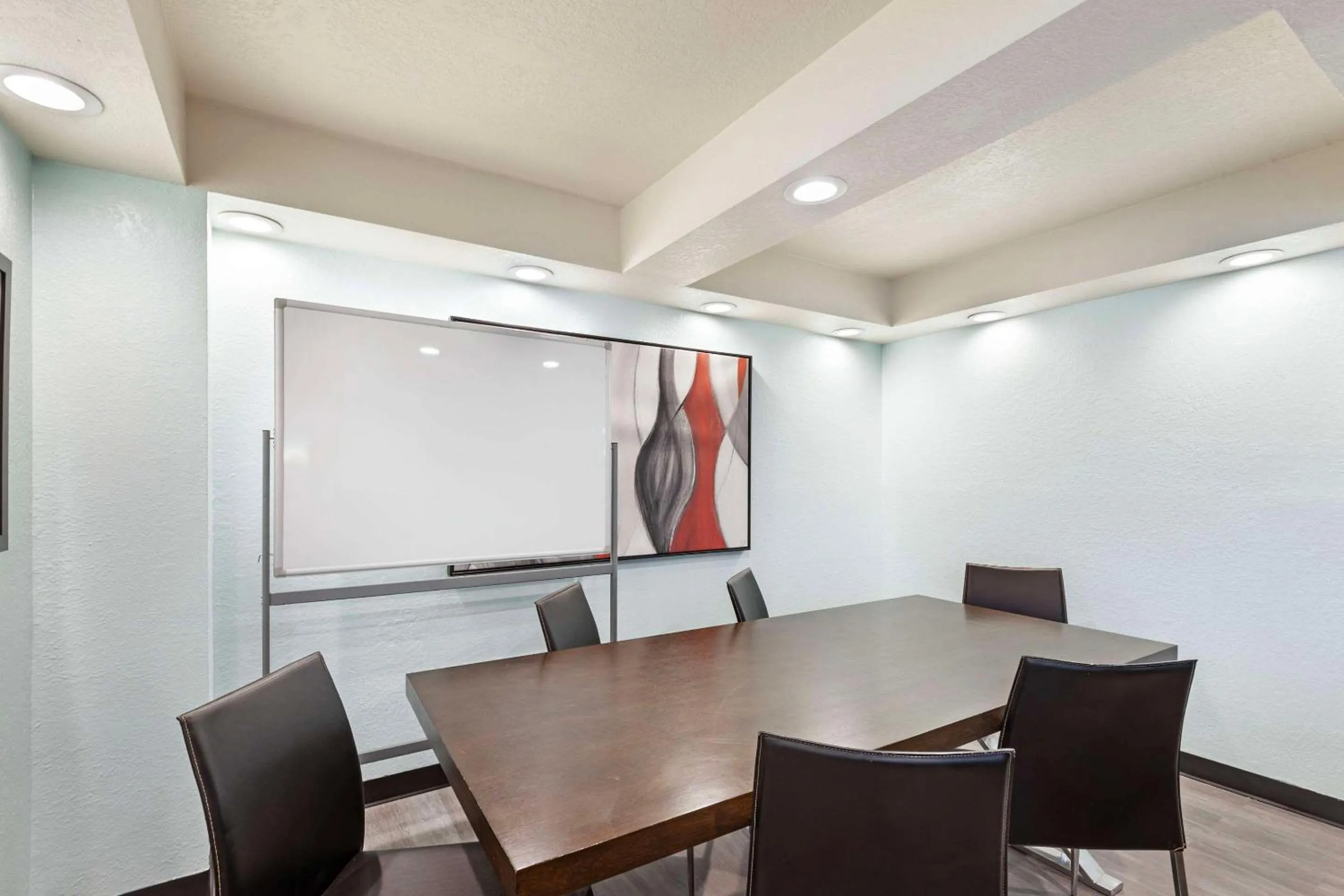 Bedroom in Clarion Inn Des Moines Airport