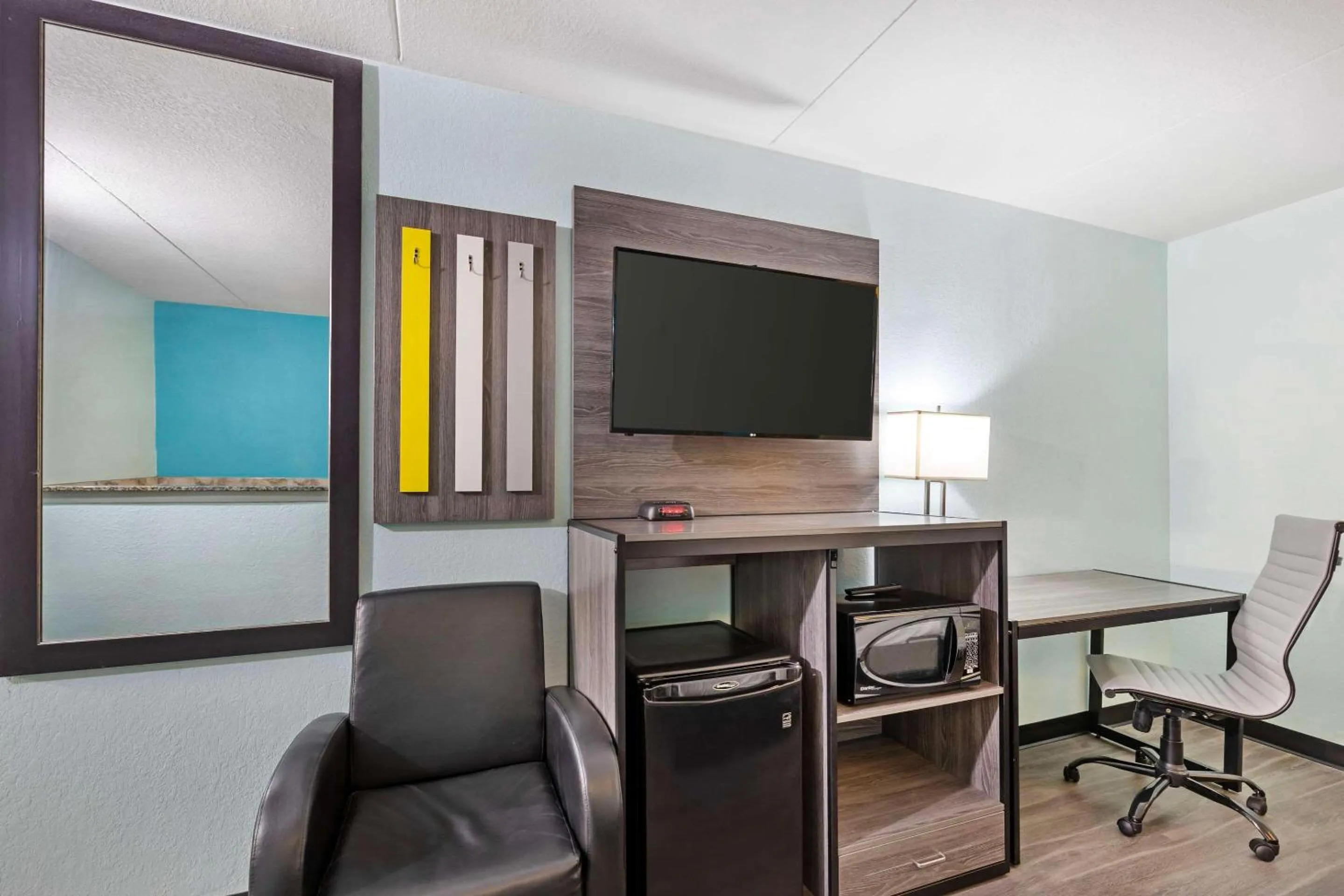 Bedroom in Clarion Inn Des Moines Airport