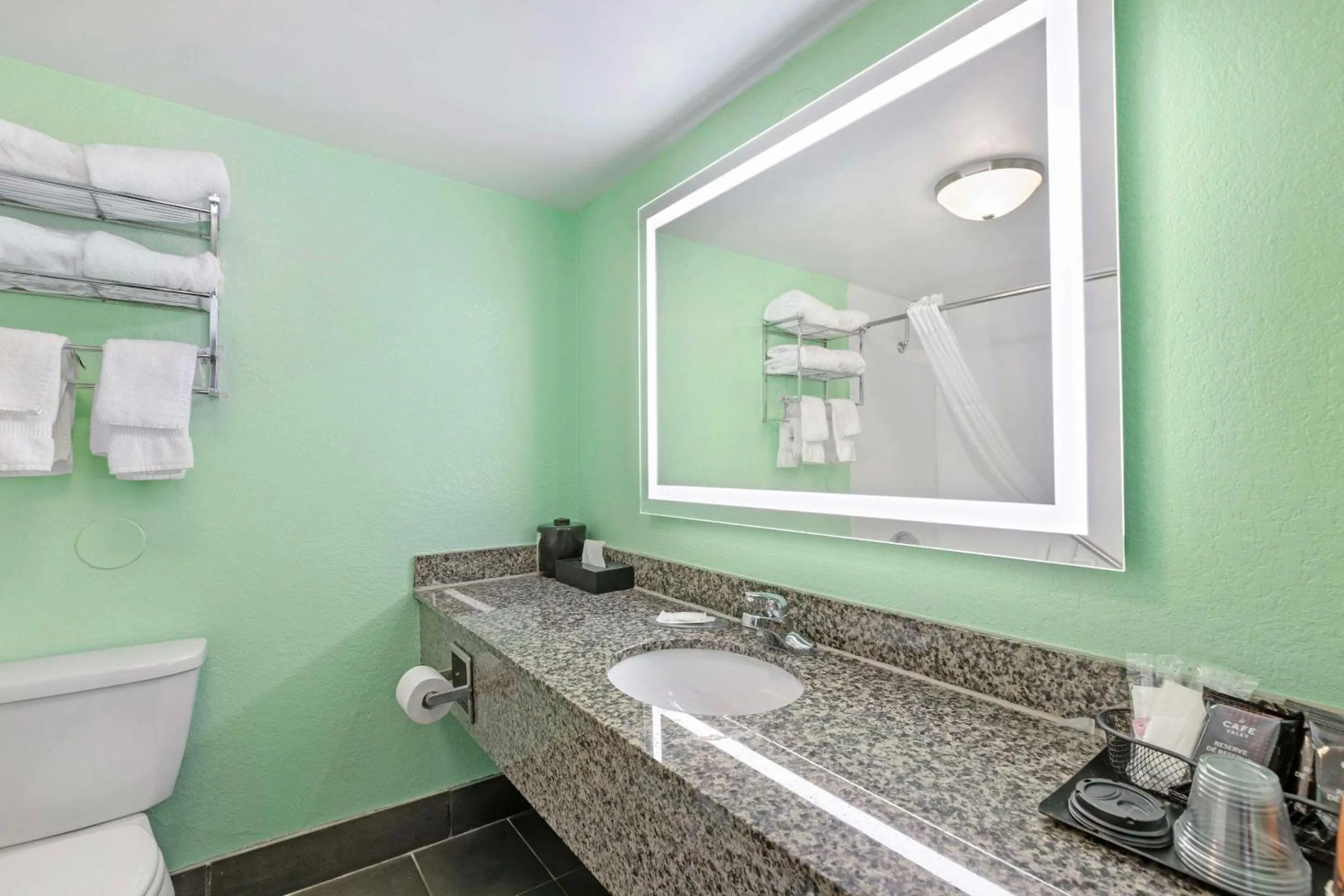 Bedroom in Clarion Inn Des Moines Airport