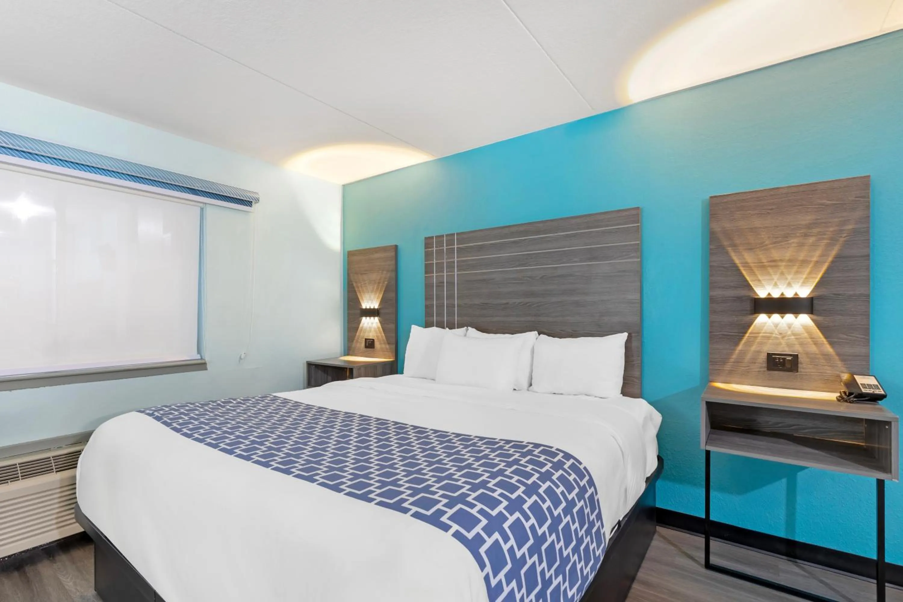 Bed in Clarion Inn Des Moines Airport