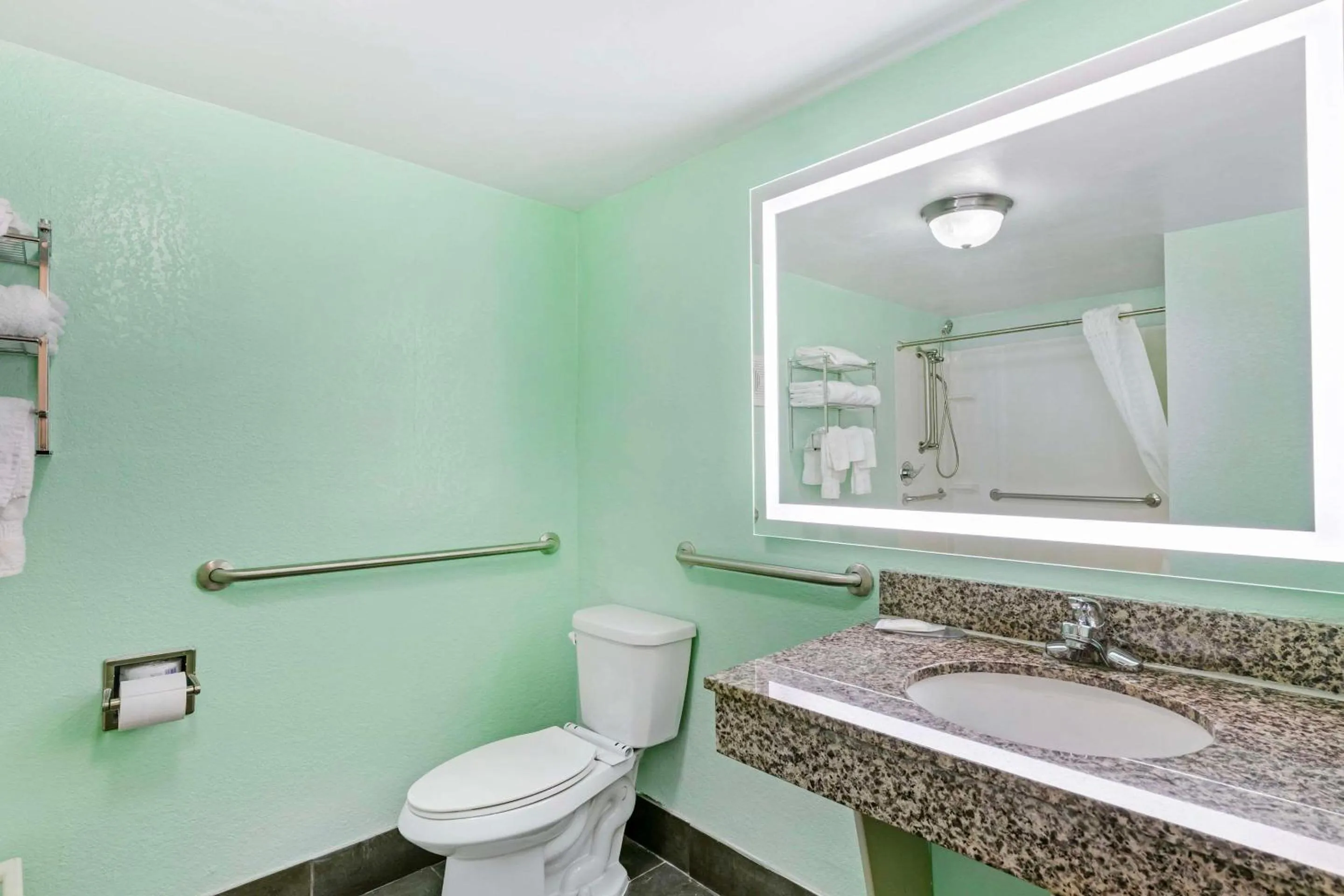 Bedroom in Clarion Inn Des Moines Airport