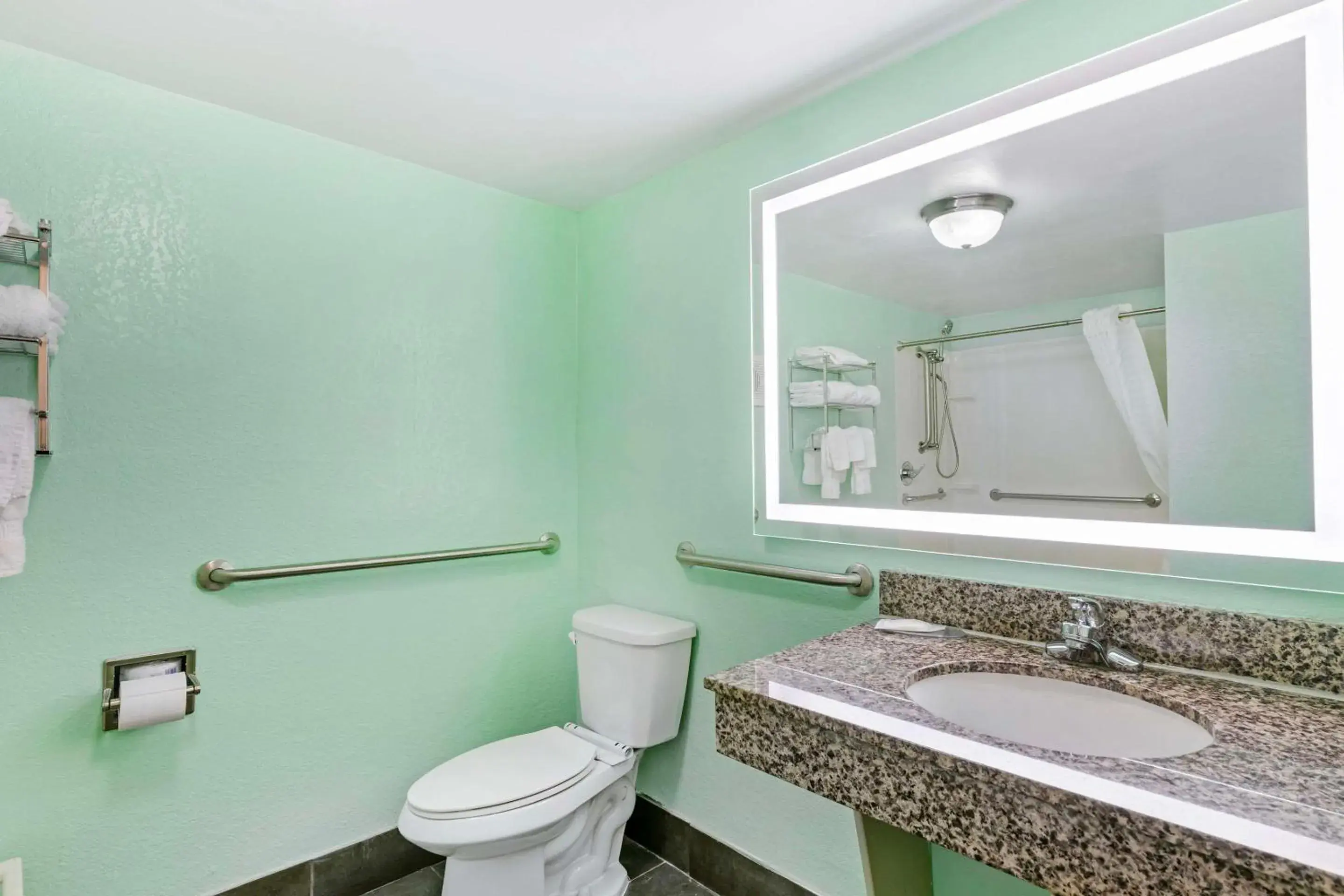 Bedroom in Ramada by Wyndham Des Moines Airport Bedroom in Ramada by Wyndham Des Moines Airport