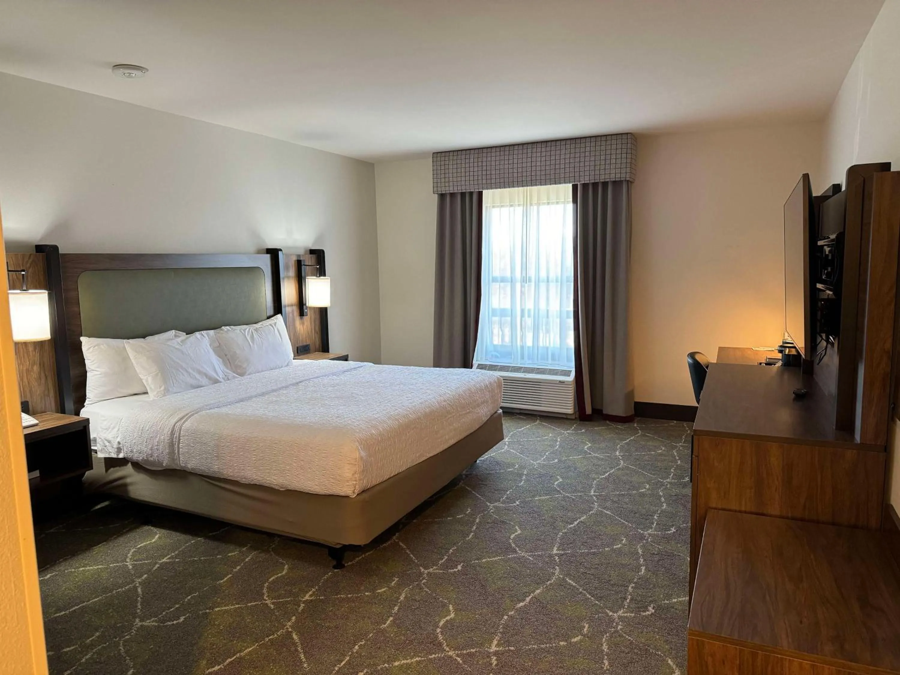 Bed in Hampton Inn & Suites Dobson