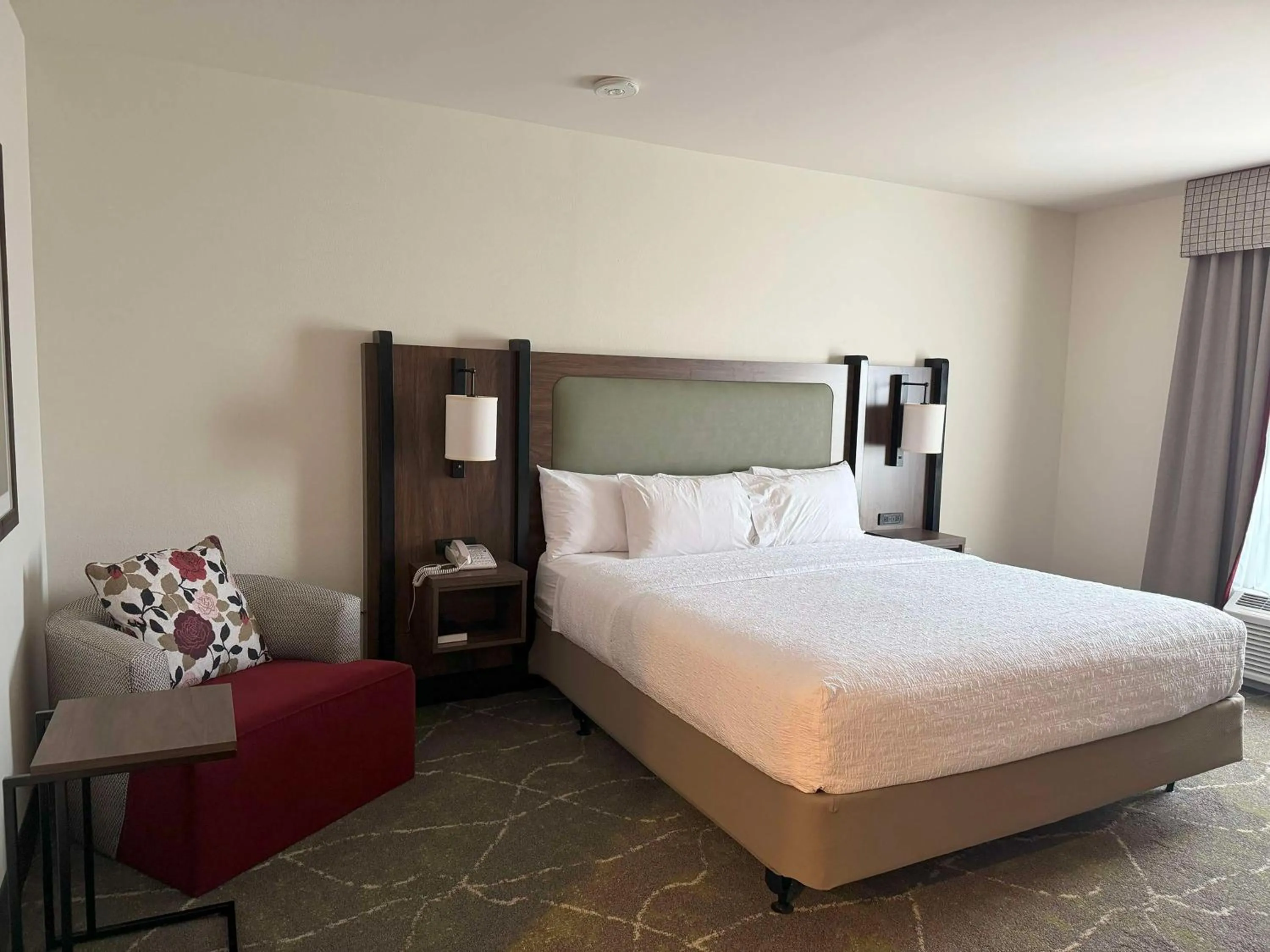 Bed in Hampton Inn & Suites Dobson