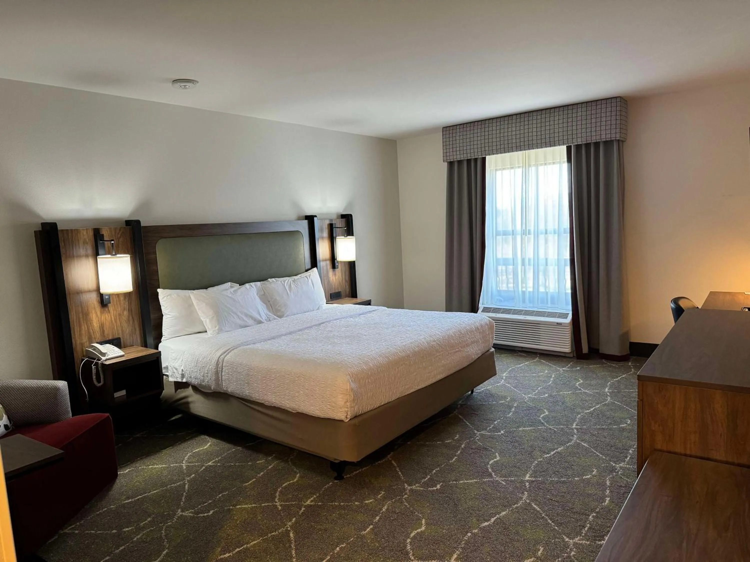 Bed in Hampton Inn & Suites Dobson