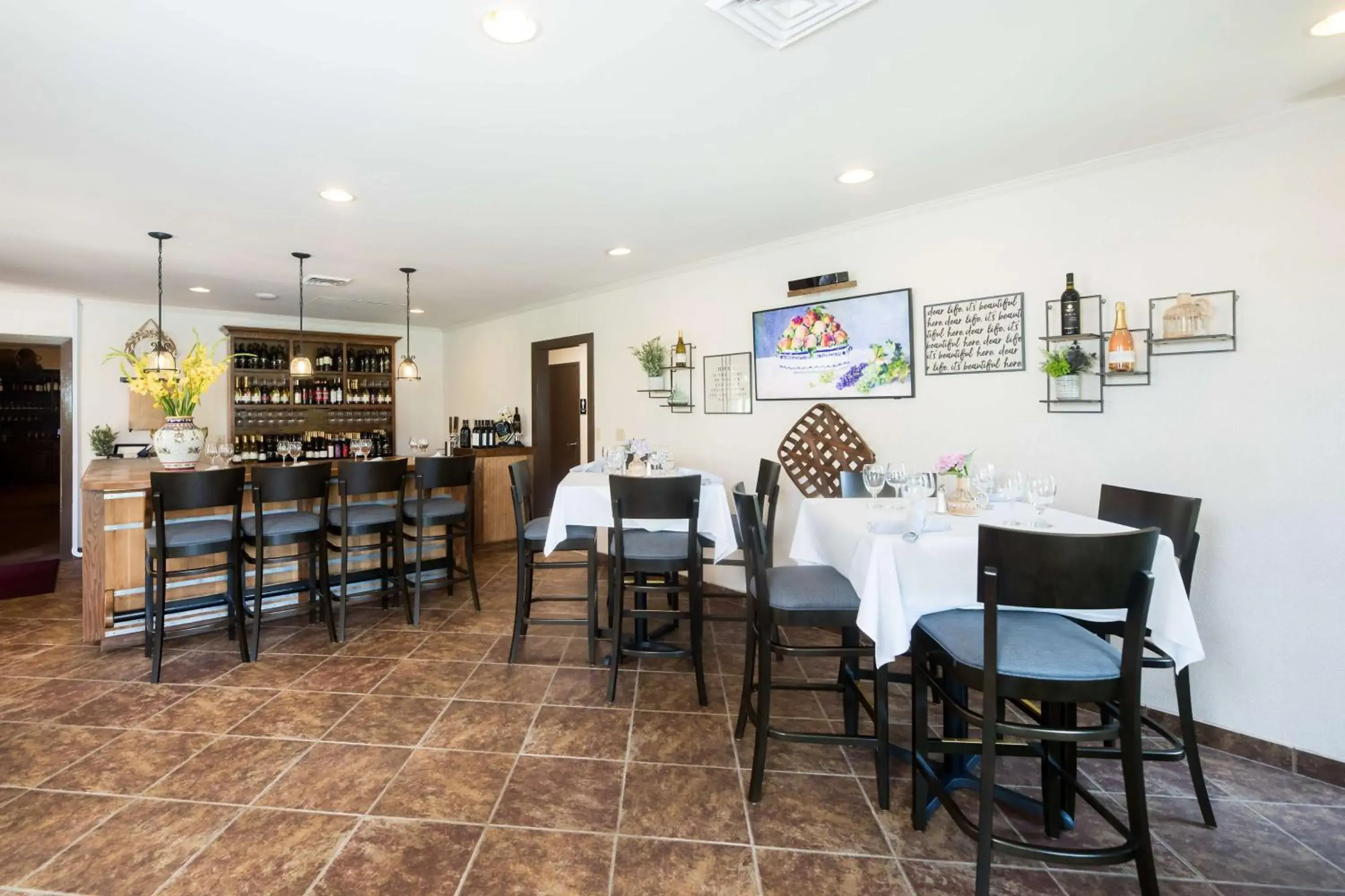 Restaurant/places to eat in Hampton Inn & Suites Dobson Restaurant/places to eat in Hampton Inn & Suites Dobson