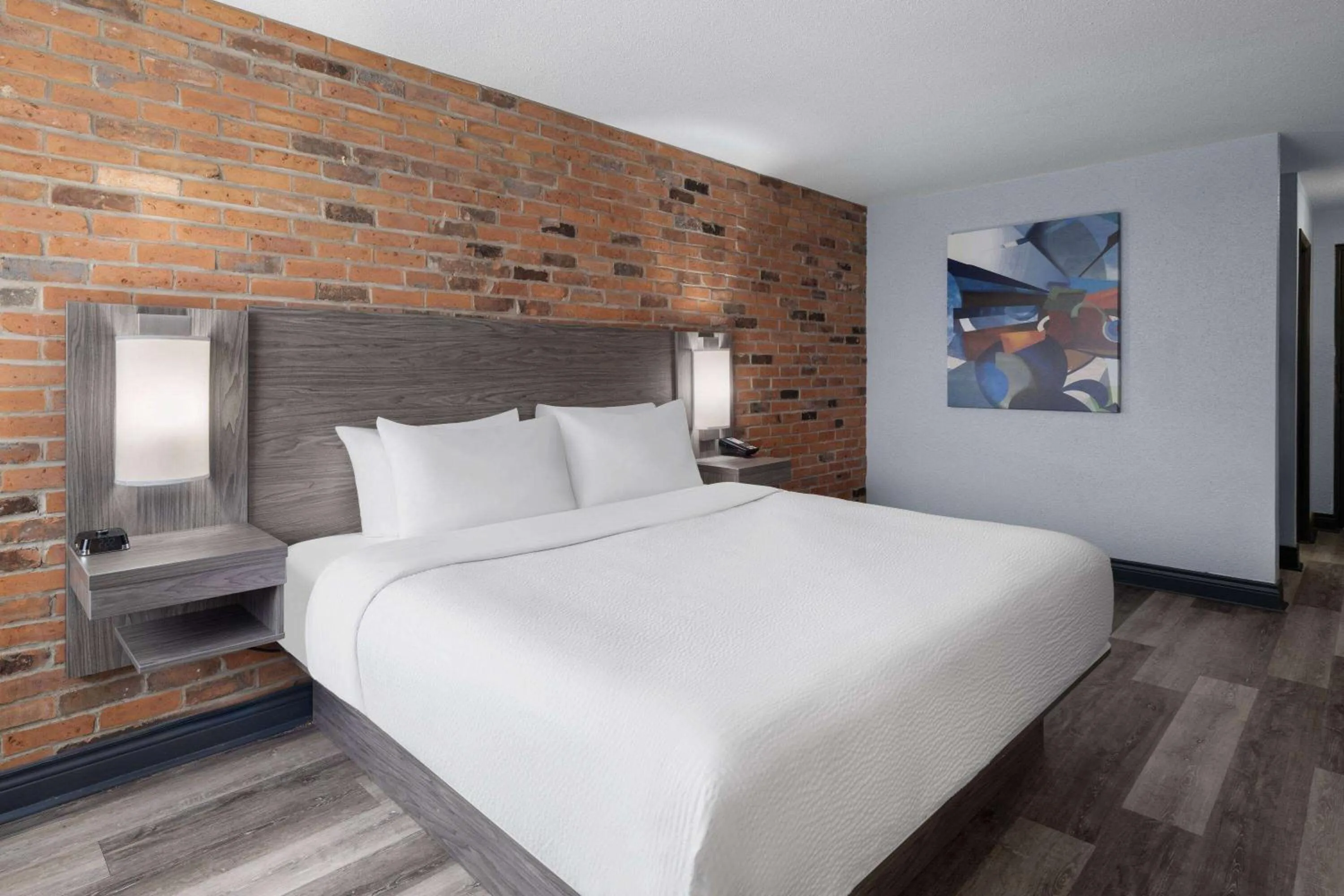 Photo of the whole room, Bed in Travelodge by Wyndham Barrie