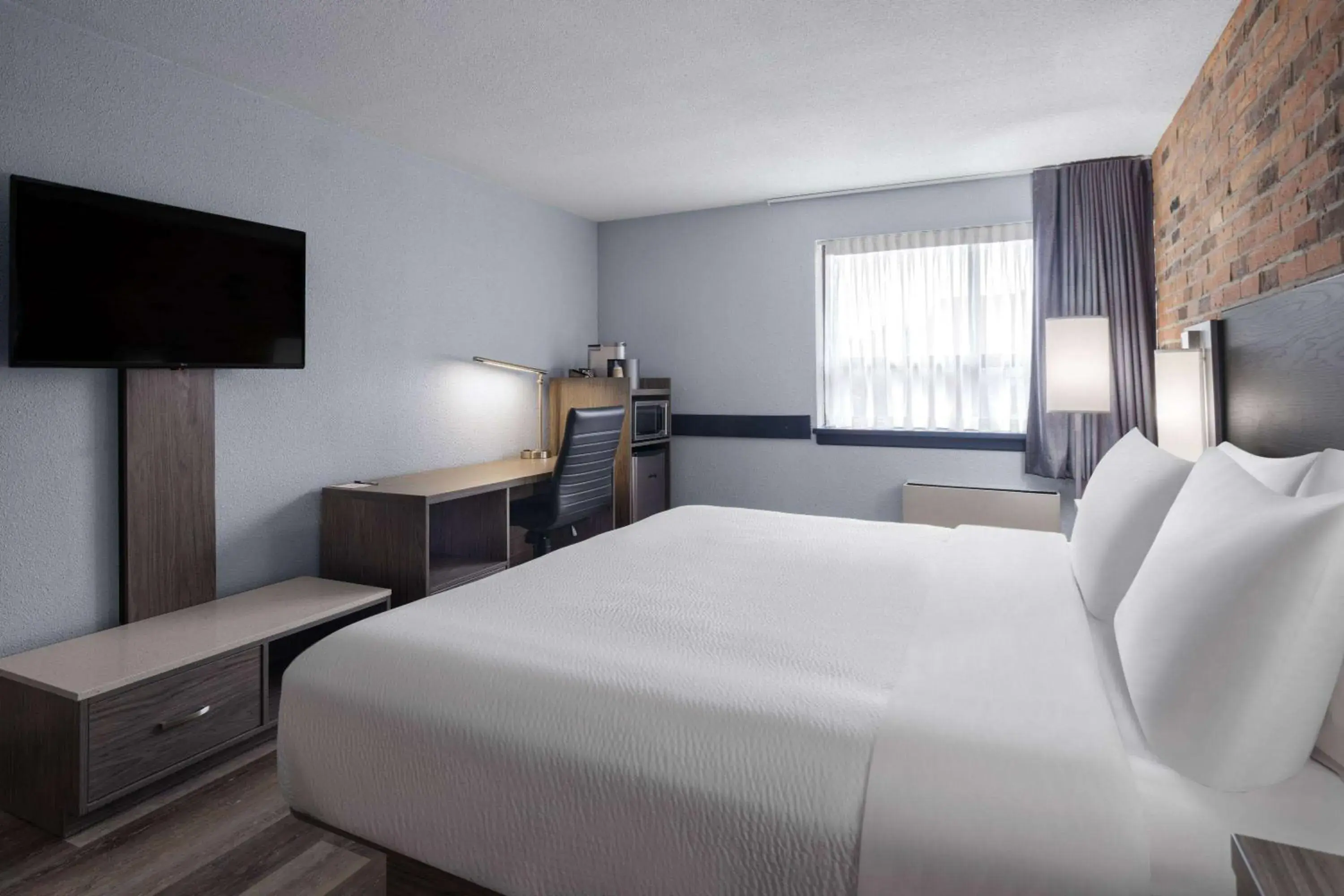 Photo of the whole room, Bed in Travelodge by Wyndham Barrie Photo of the whole room, Bed in Travelodge by Wyndham Barrie