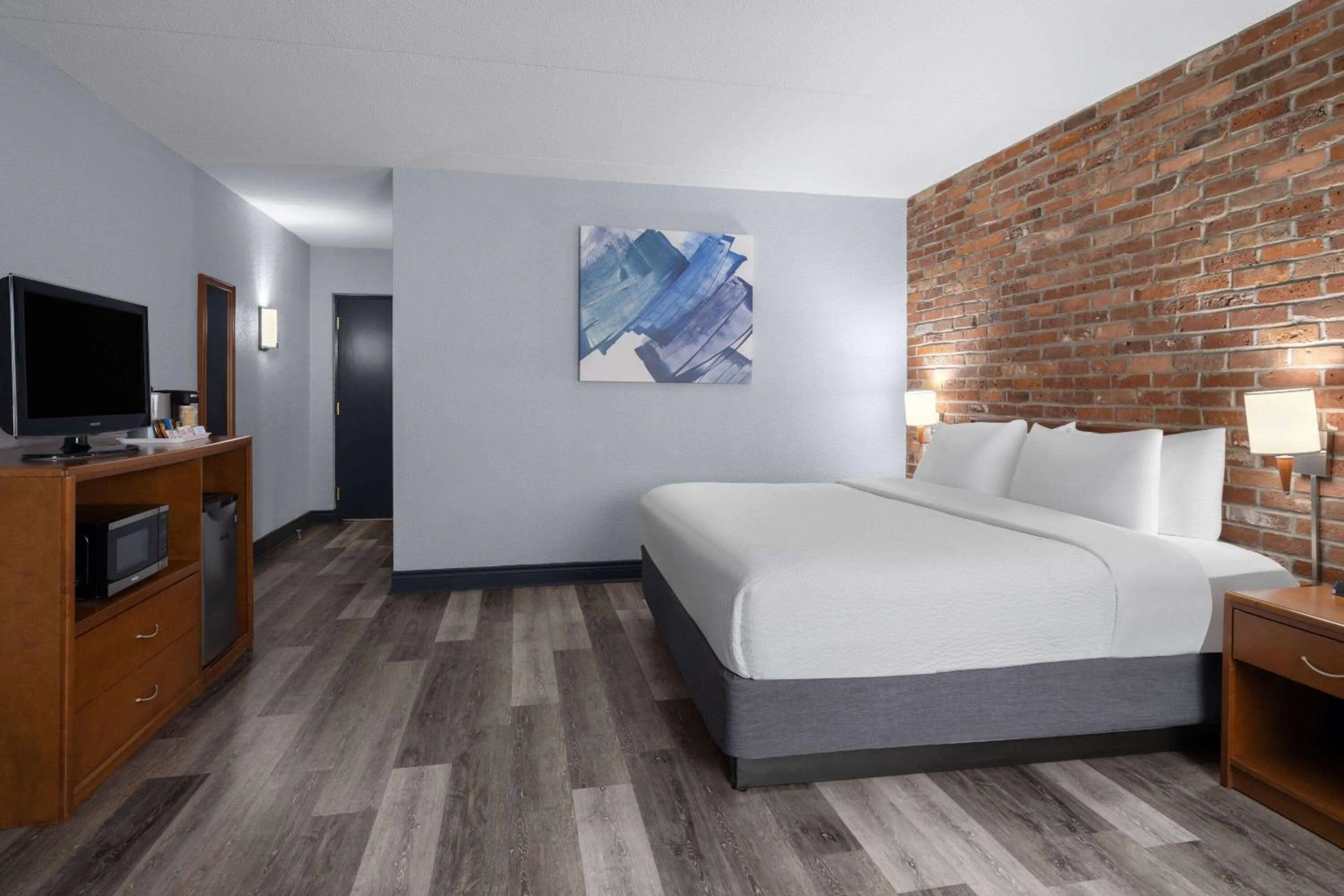 Photo of the whole room, Bed in Travelodge by Wyndham Barrie