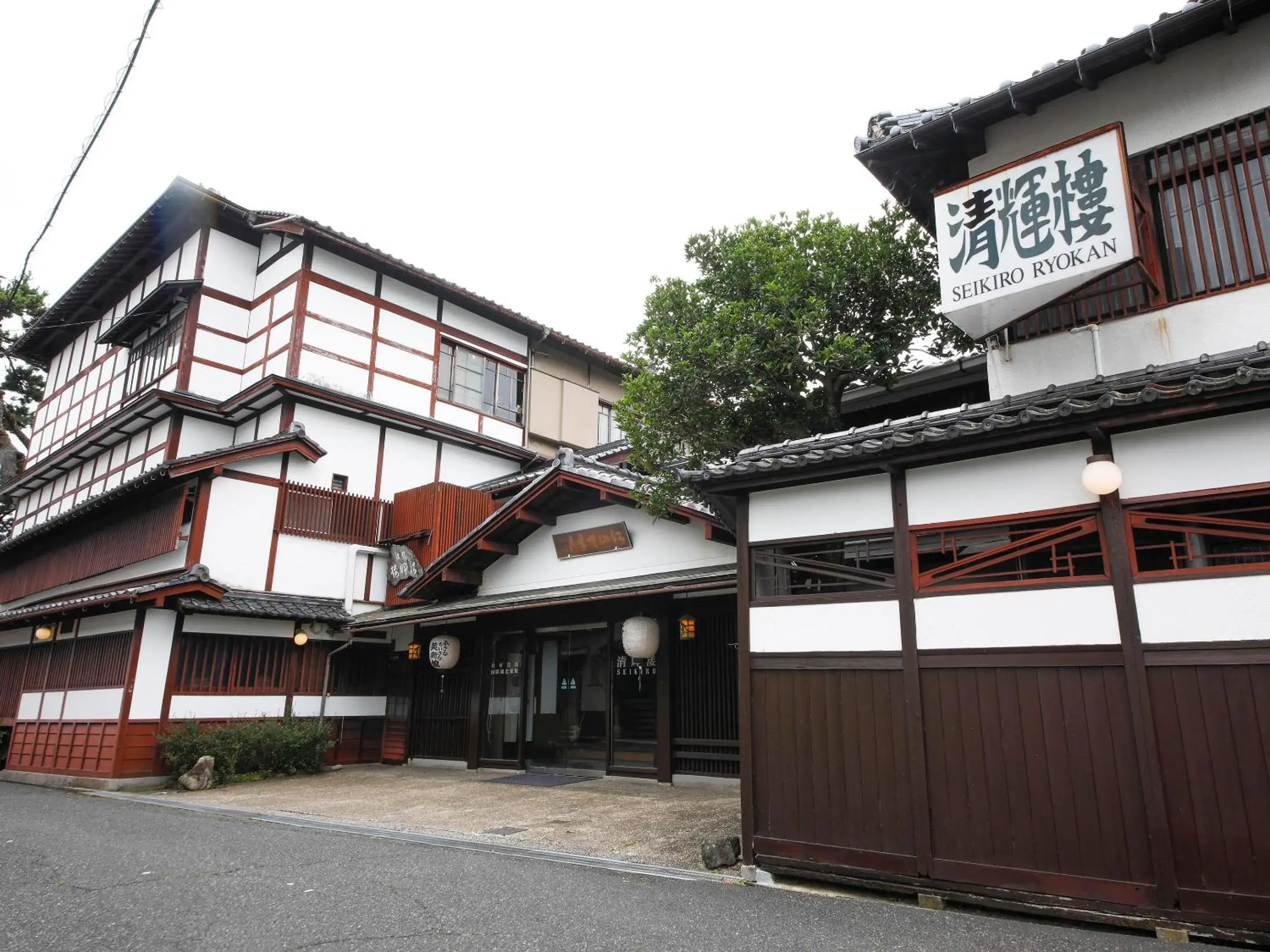 Property building in Seikiro Ryokan Historical Museum Hotel Property building in Seikiro Ryokan Historical Museum Hotel