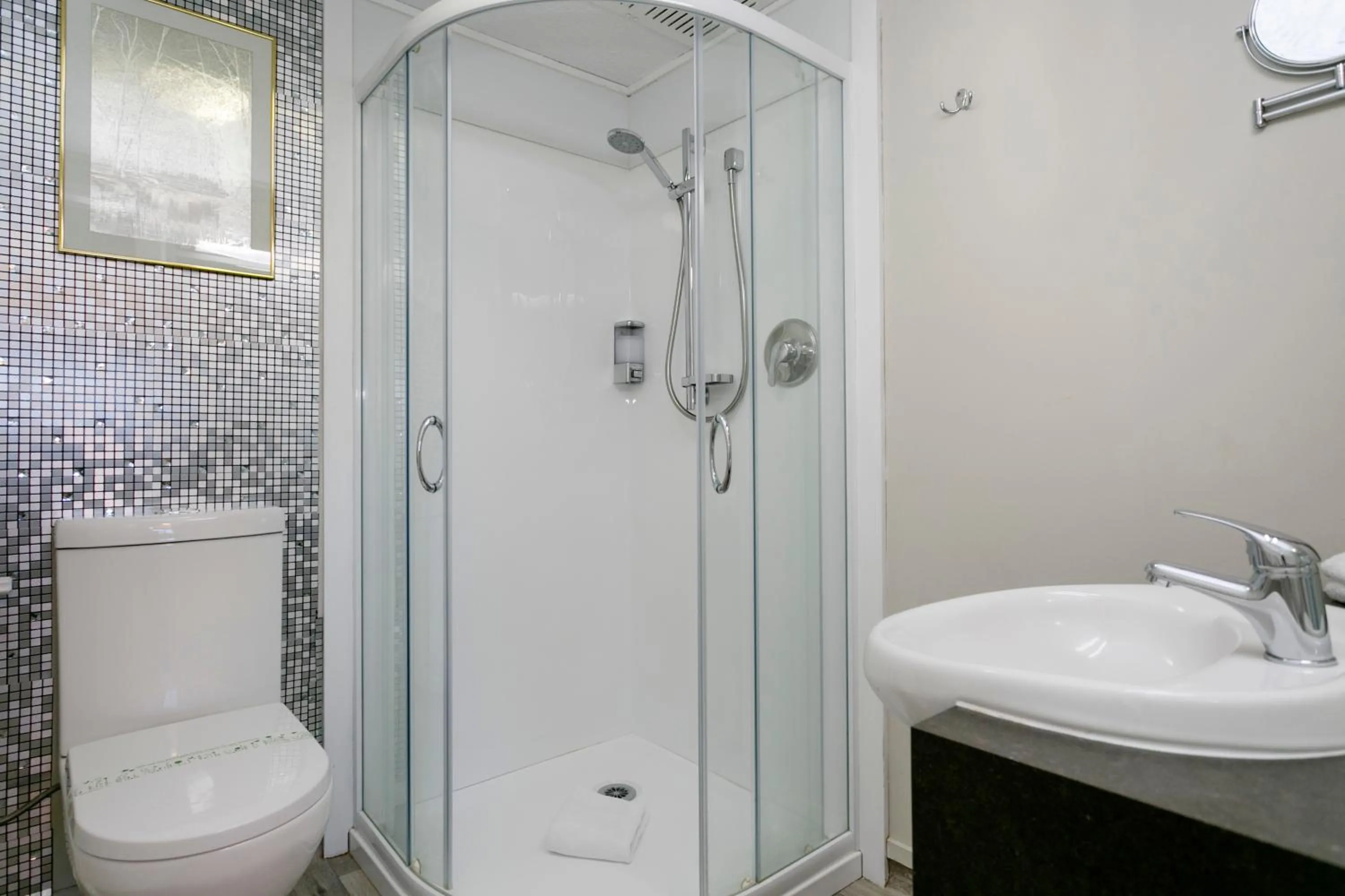 Shower, Bathroom in VU Thermal Lodge