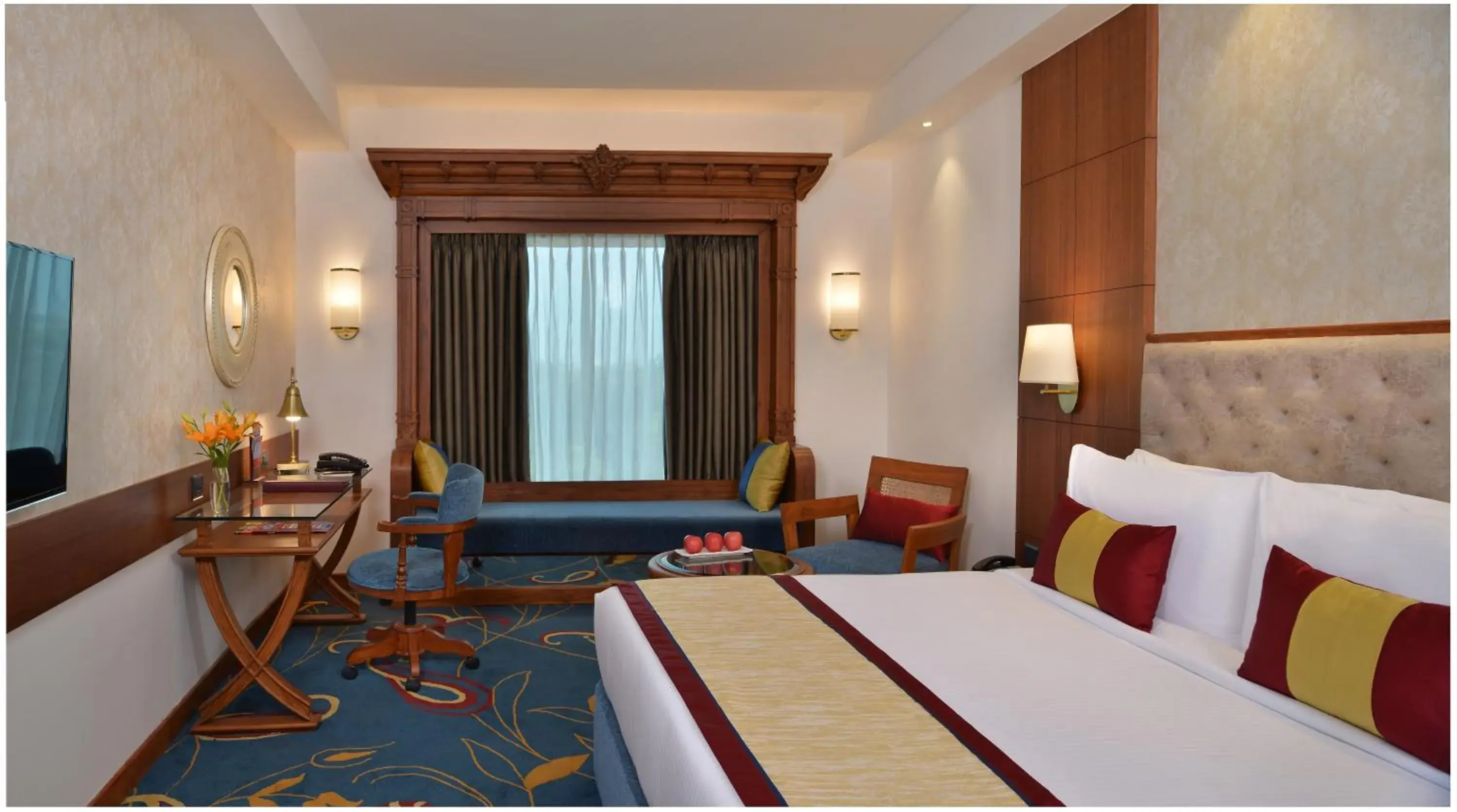 Seating area, Bed in Fortune Landmark, Ahmedabad - Member ITC Hotels' Group Seating area, Bed in Fortune Landmark, Ahmedabad - Member ITC Hotels' Group