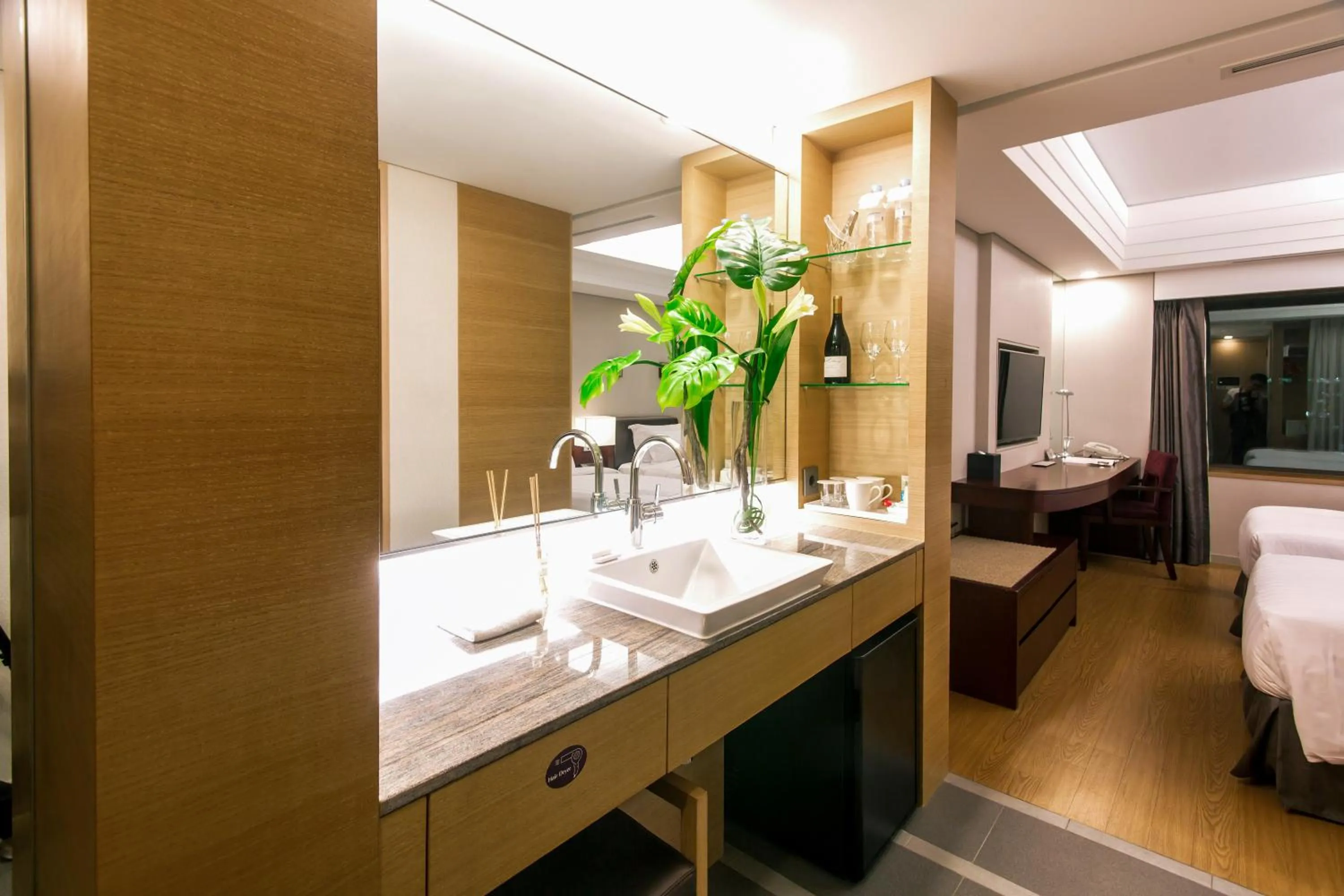 Bathroom, Bed in Seoul Garden Hotel