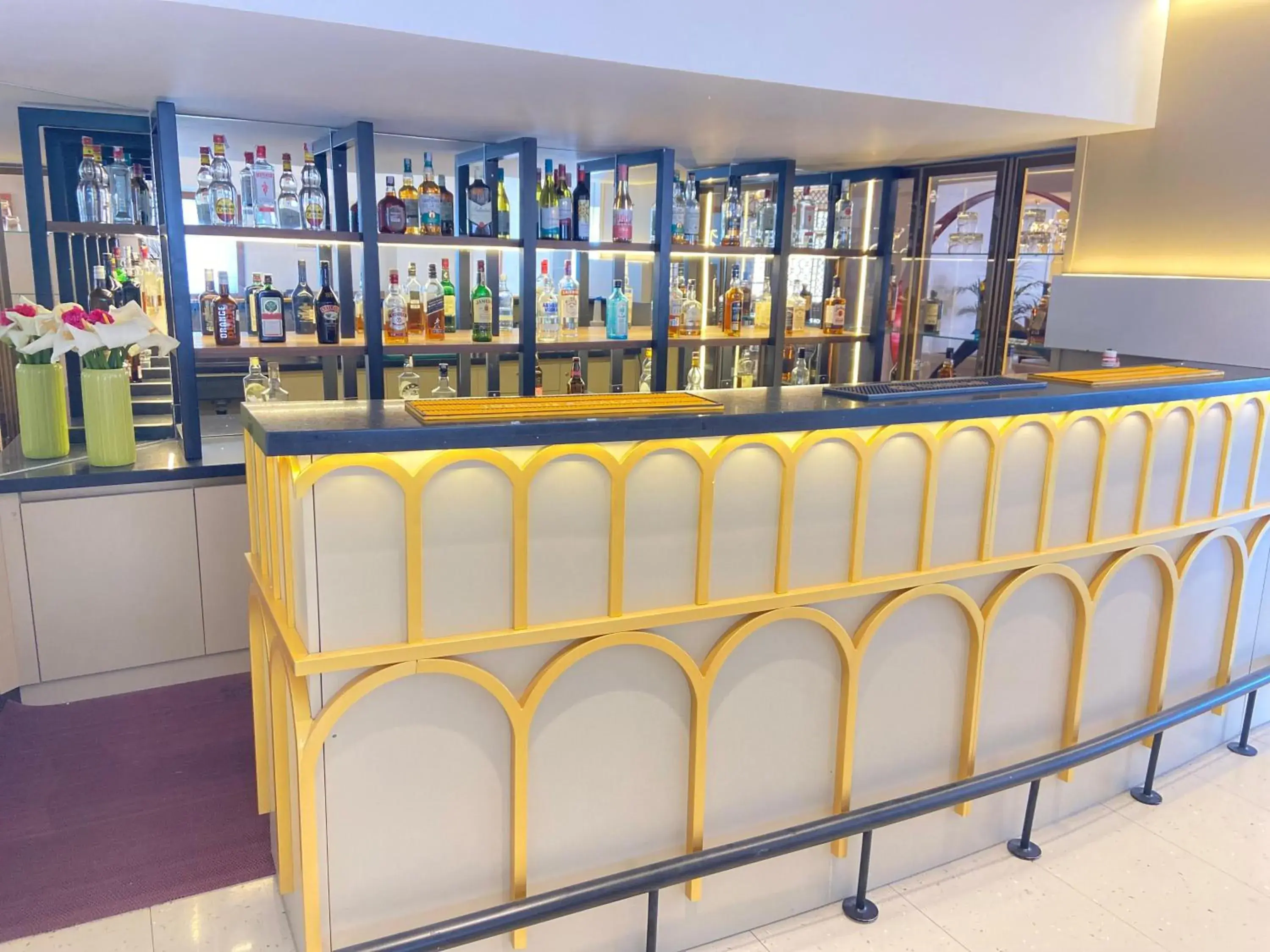 Lounge or bar in Fortune Resort Grace, Mussoorie - Member ITC Hotels' Group Lounge or bar in Fortune Resort Grace, Mussoorie - Member ITC Hotels' Group