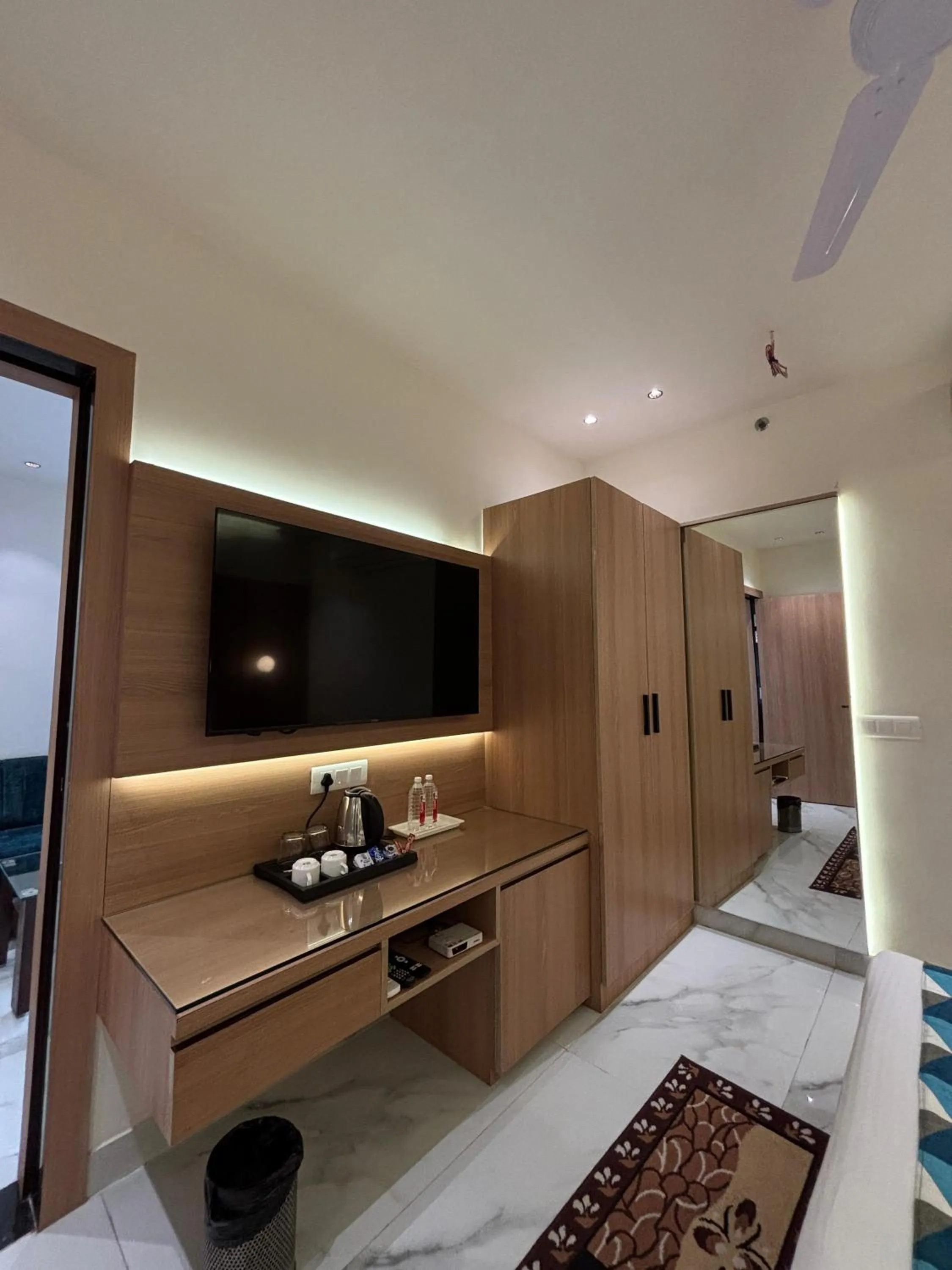 TV and multimedia, Bed in Taj Inn Hotel